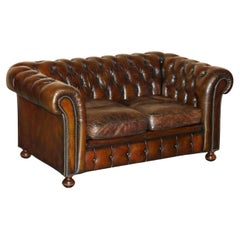 FINE RESTORED 147CM WIDE ViNTAGE HAND DYED CIGAR BROWN LEATHER CHESTERFIELD SOFA