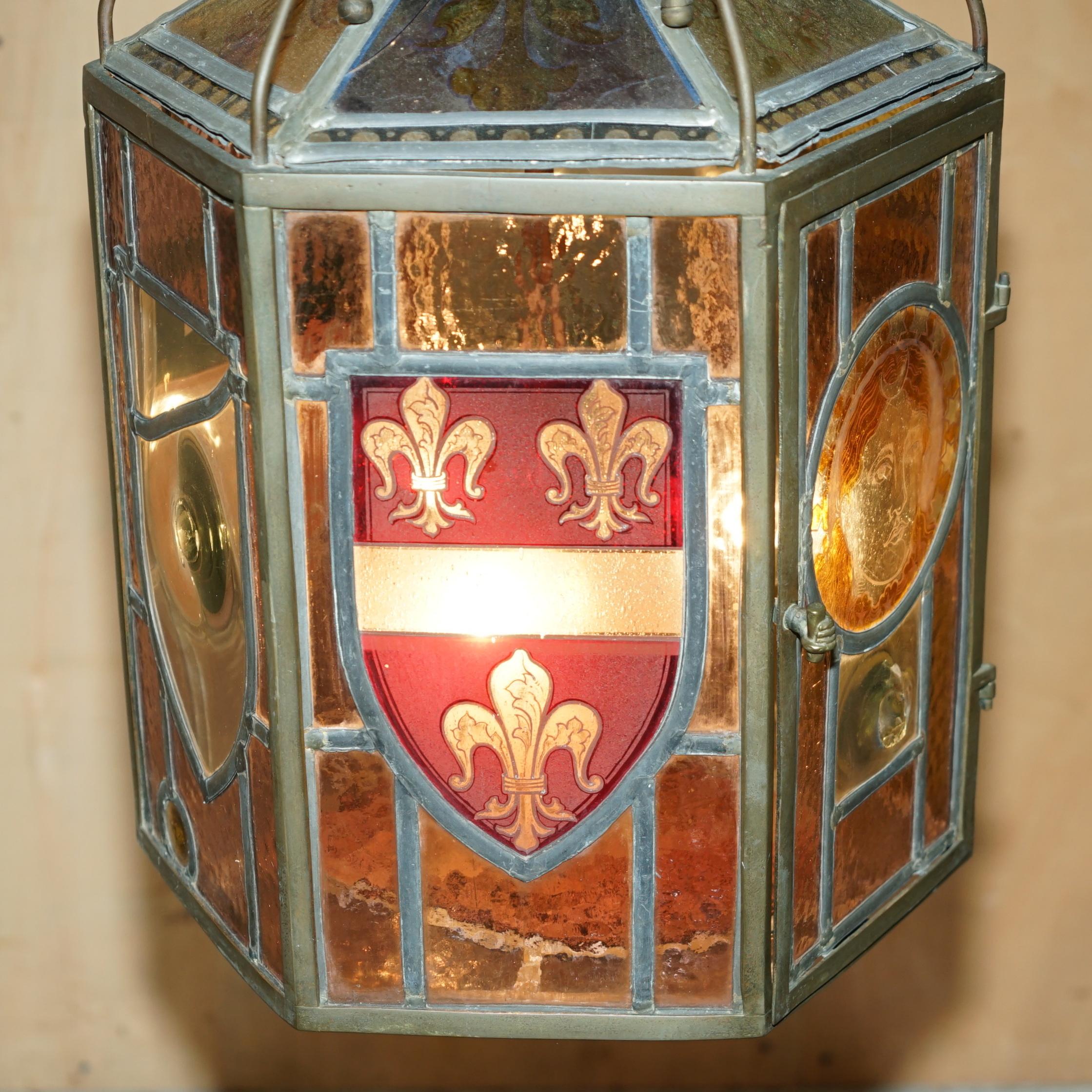 FINE RESTORIERT ANTIQUE ViCTORIAN STAINED GLASS ARMORIAL CREST LANTERN CHANDELIER im Angebot 2