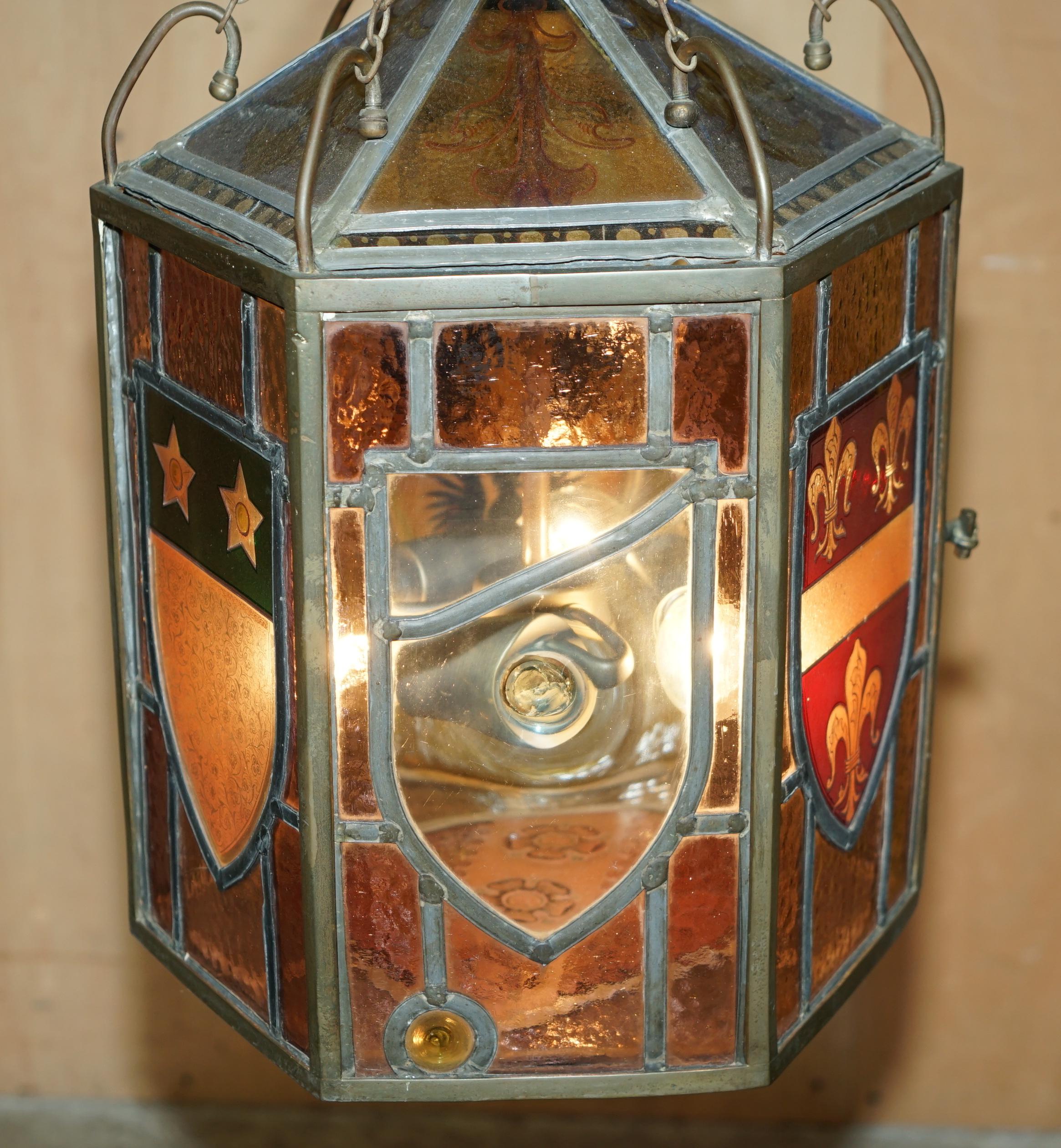 FINE RESTORIERT ANTIQUE ViCTORIAN STAINED GLASS ARMORIAL CREST LANTERN CHANDELIER im Angebot 3