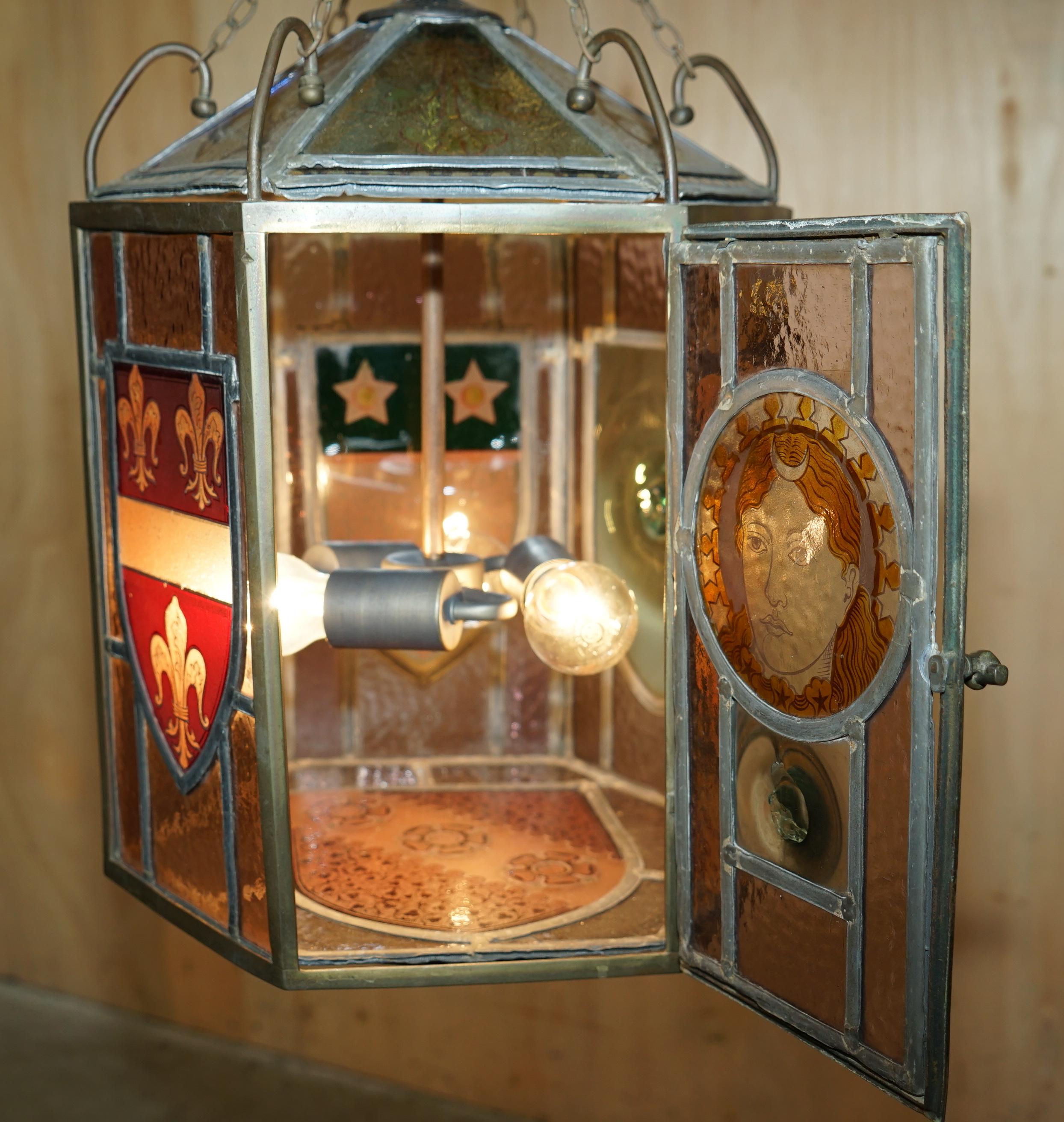 FINE RESTORIERT ANTIQUE ViCTORIAN STAINED GLASS ARMORIAL CREST LANTERN CHANDELIER im Angebot 4