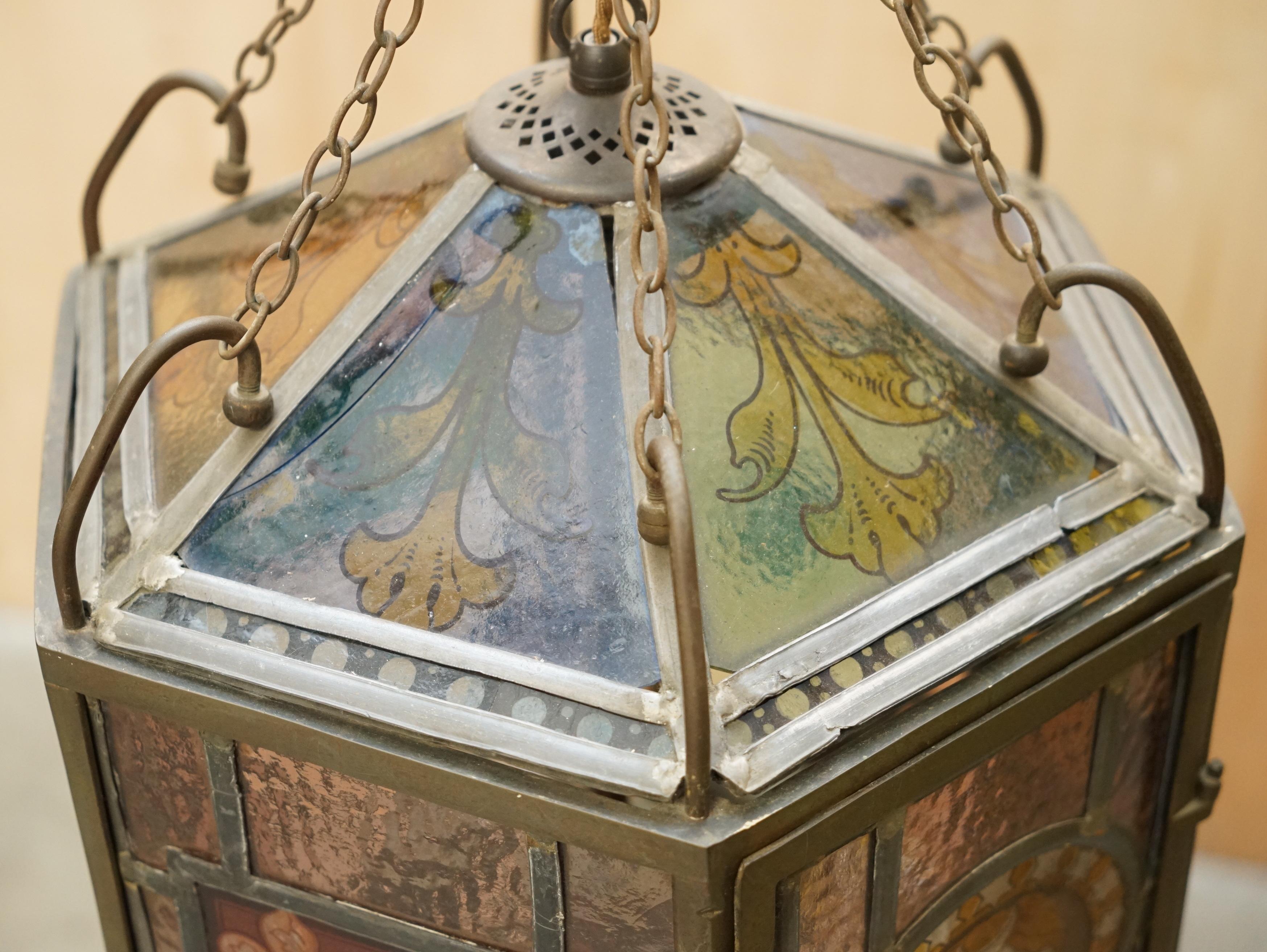 FINE RESTORIERT ANTIQUE ViCTORIAN STAINED GLASS ARMORIAL CREST LANTERN CHANDELIER im Angebot 7