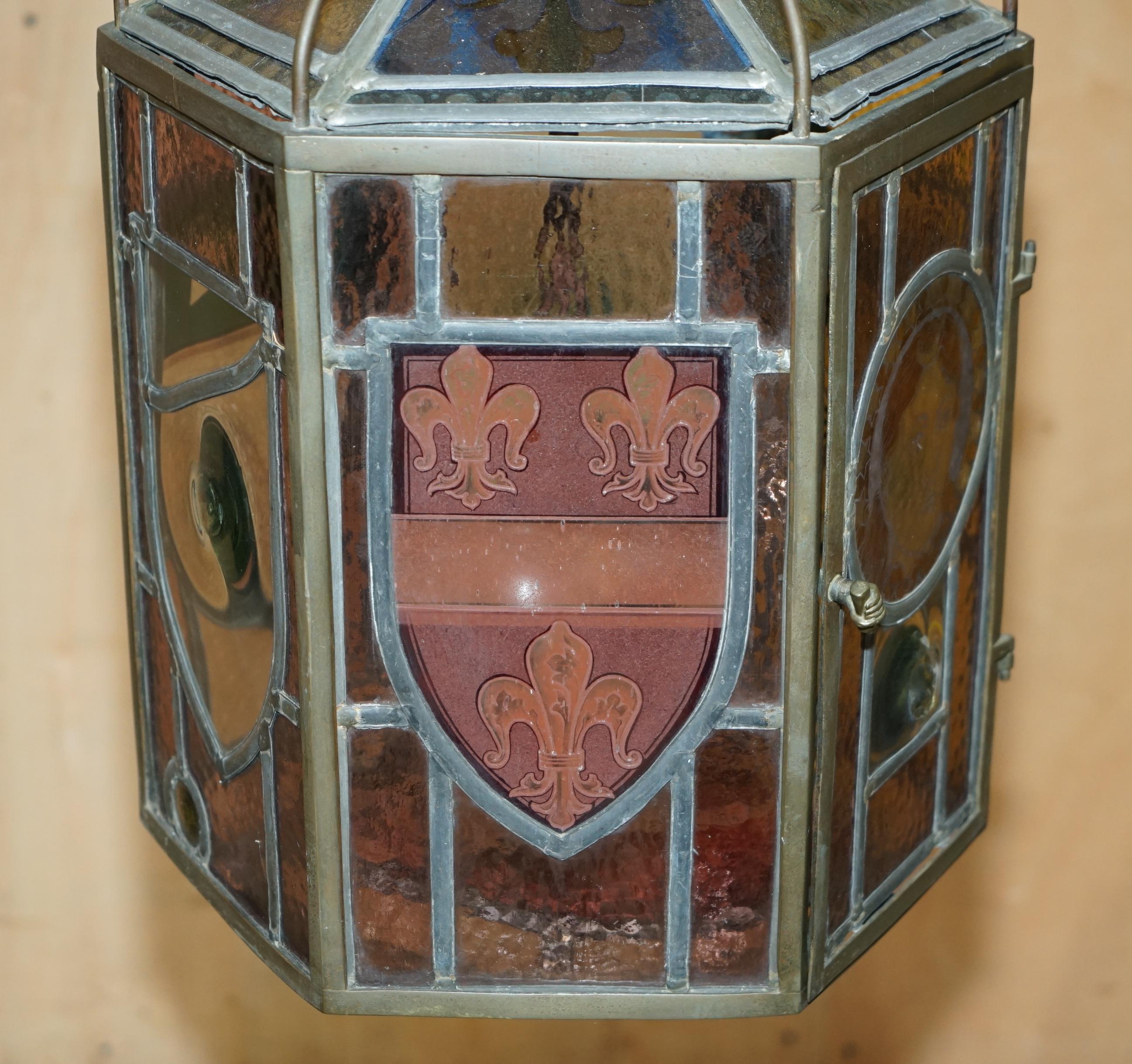 FINE RESTORIERT ANTIQUE ViCTORIAN STAINED GLASS ARMORIAL CREST LANTERN CHANDELIER im Angebot 8