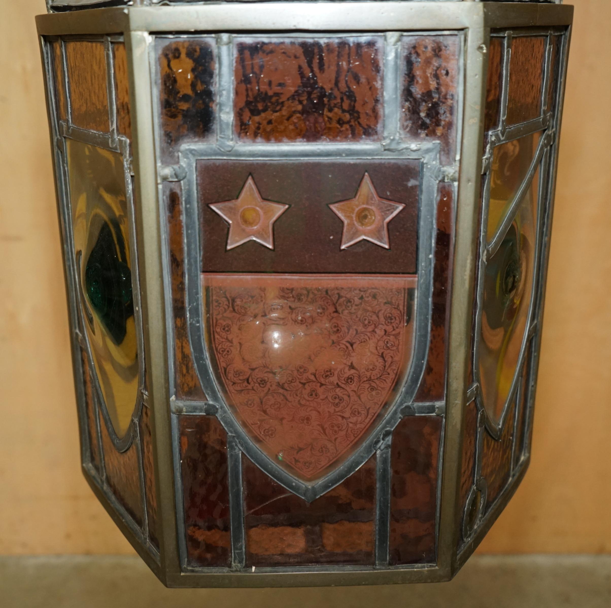 FINE RESTORIERT ANTIQUE ViCTORIAN STAINED GLASS ARMORIAL CREST LANTERN CHANDELIER im Angebot 11