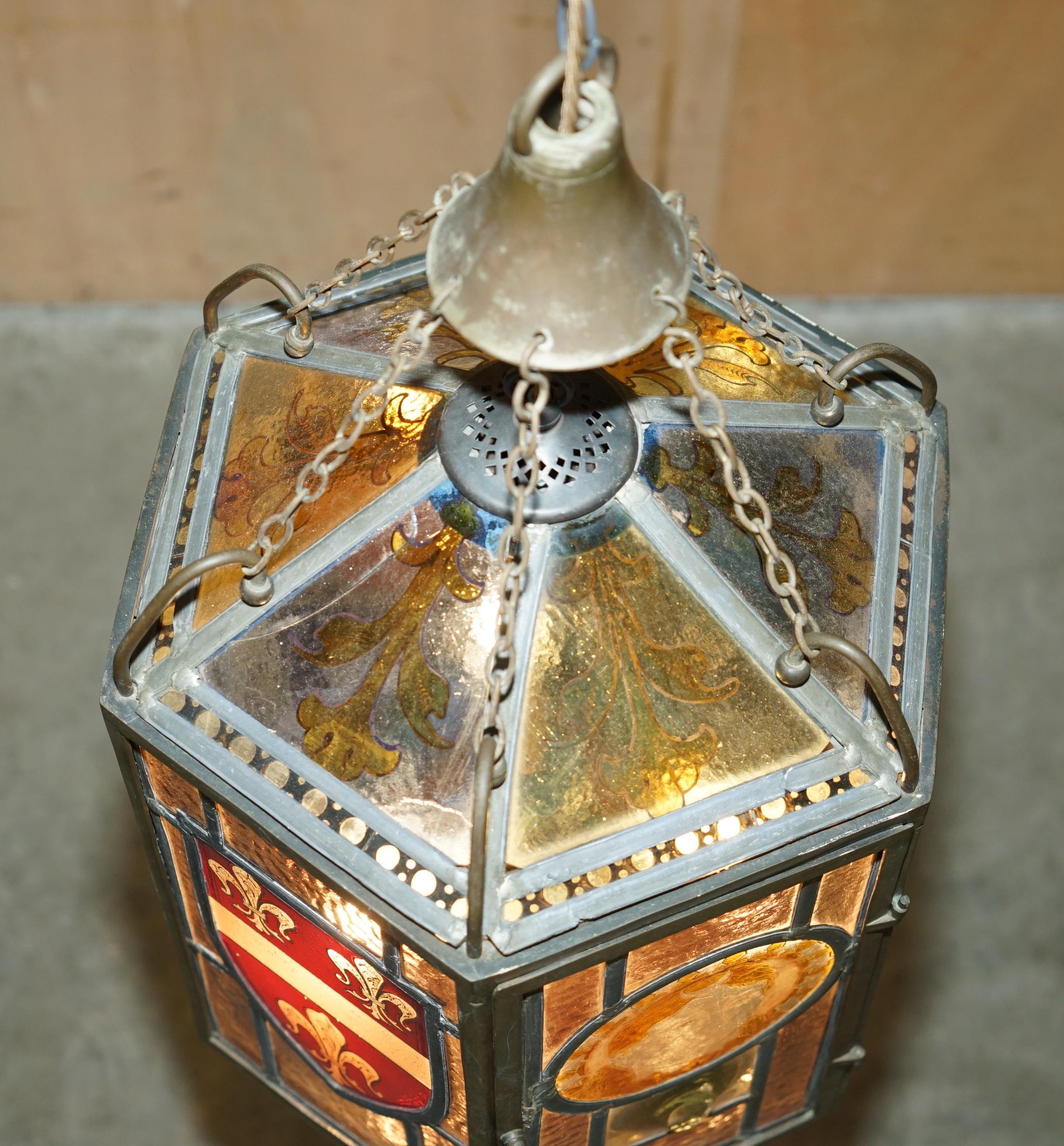 FINE RESTORIERT ANTIQUE ViCTORIAN STAINED GLASS ARMORIAL CREST LANTERN CHANDELIER (Art nouveau) im Angebot