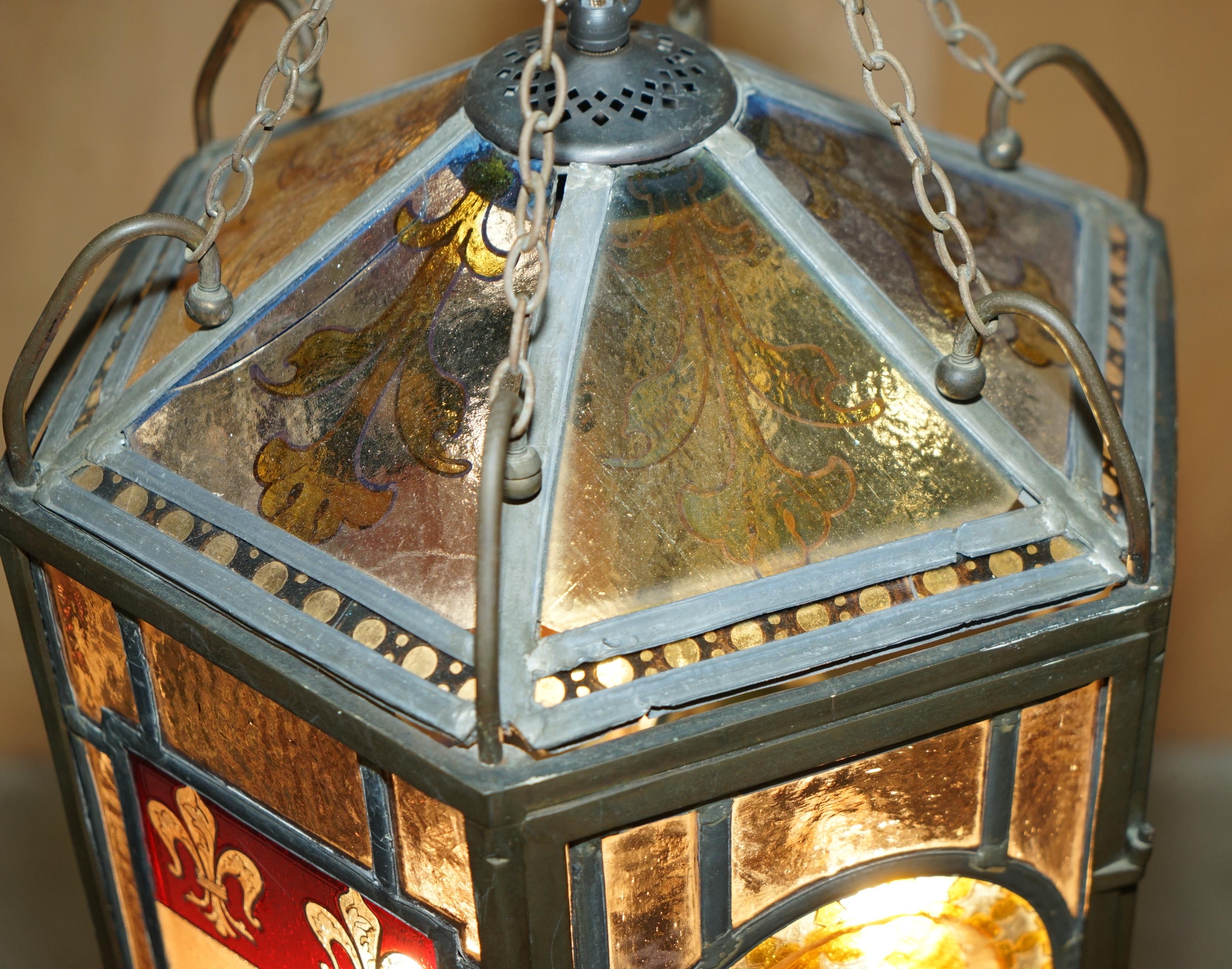 FINE RESTORIERT ANTIQUE ViCTORIAN STAINED GLASS ARMORIAL CREST LANTERN CHANDELIER (Englisch) im Angebot