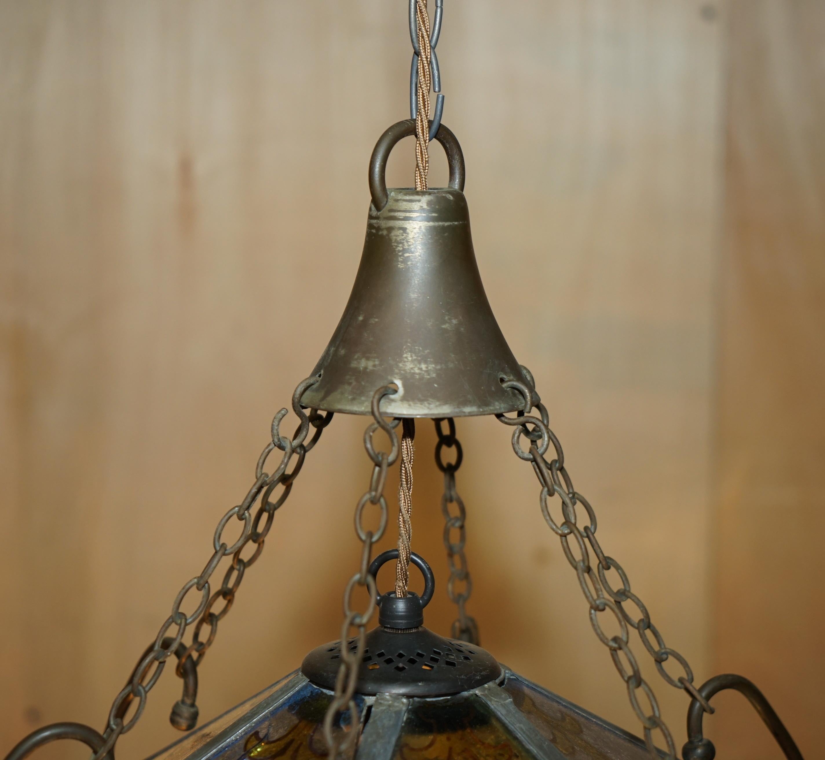 FINE RESTORIERT ANTIQUE ViCTORIAN STAINED GLASS ARMORIAL CREST LANTERN CHANDELIER (Handgefertigt) im Angebot