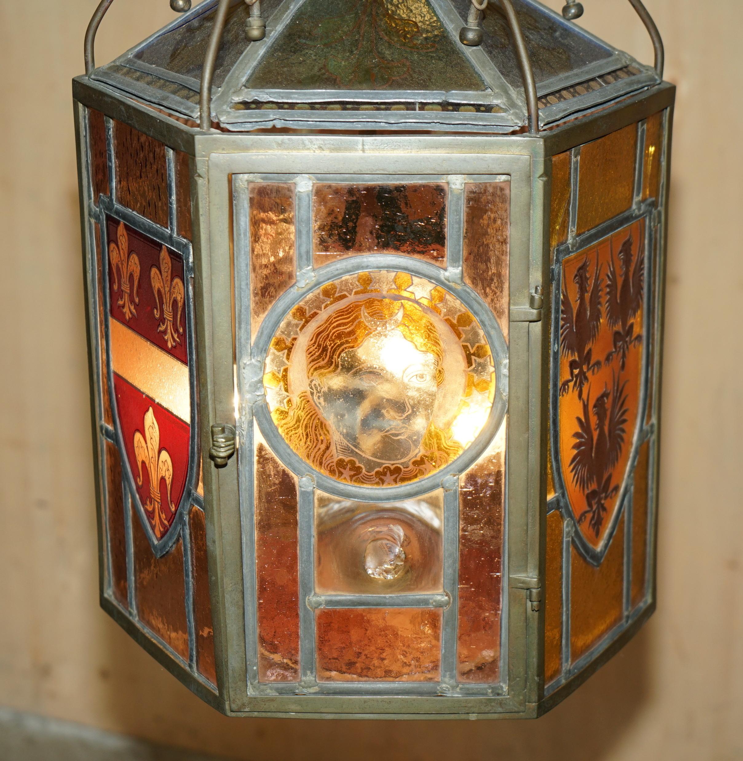 FINE RESTORIERT ANTIQUE ViCTORIAN STAINED GLASS ARMORIAL CREST LANTERN CHANDELIER im Zustand „Gut“ im Angebot in West Sussex, Pulborough