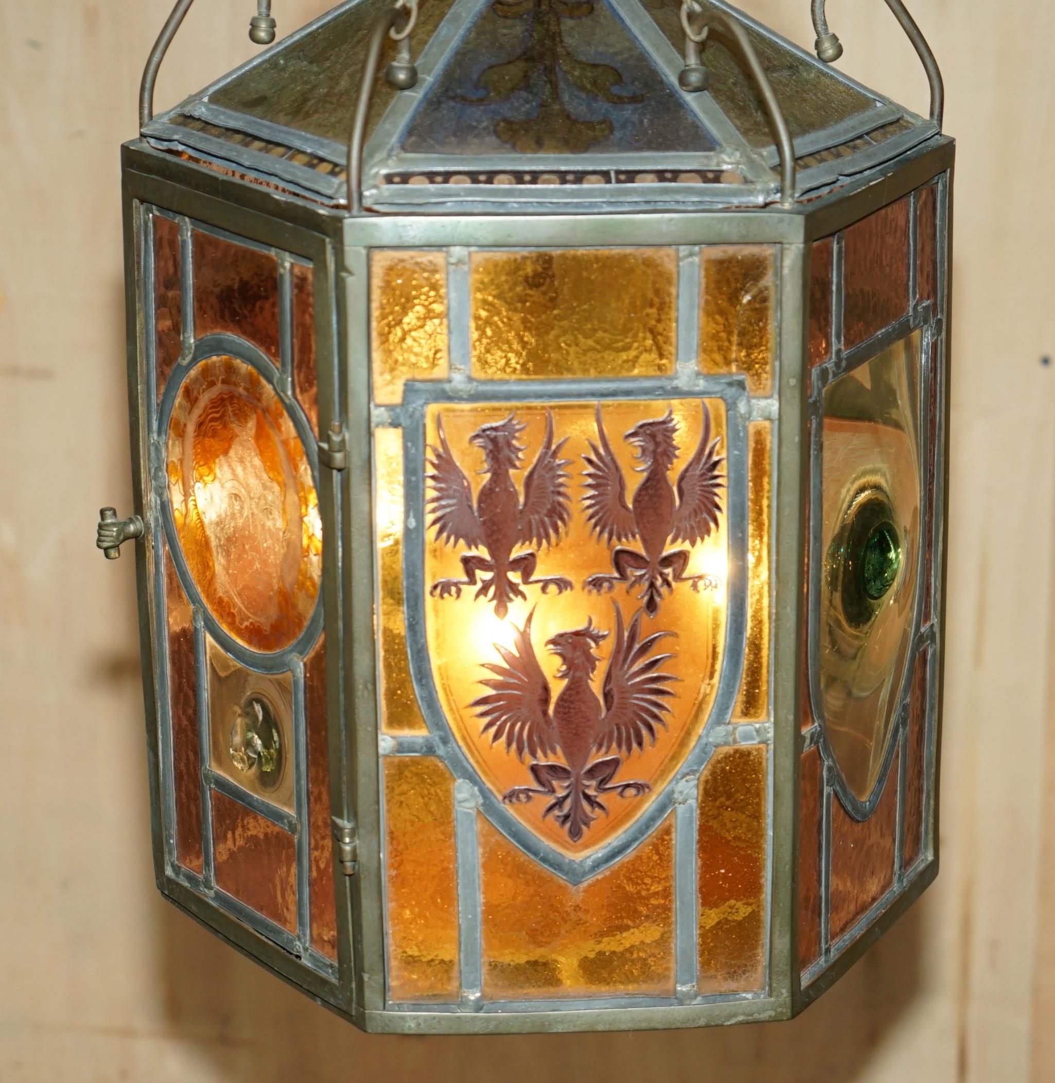 FINE RESTORIERT ANTIQUE ViCTORIAN STAINED GLASS ARMORIAL CREST LANTERN CHANDELIER (19. Jahrhundert) im Angebot