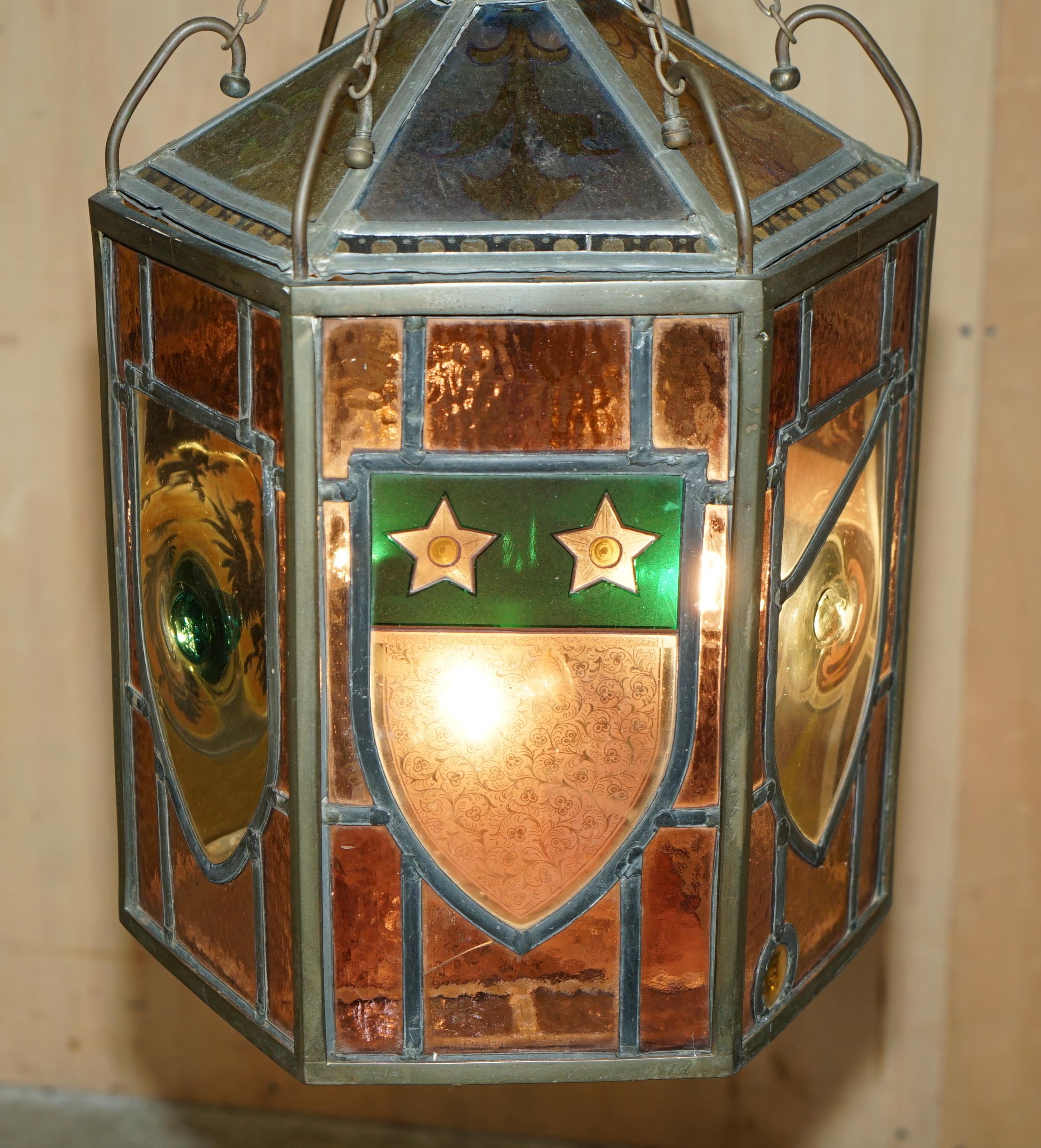 FINE RESTORIERT ANTIQUE ViCTORIAN STAINED GLASS ARMORIAL CREST LANTERN CHANDELIER (Messing) im Angebot