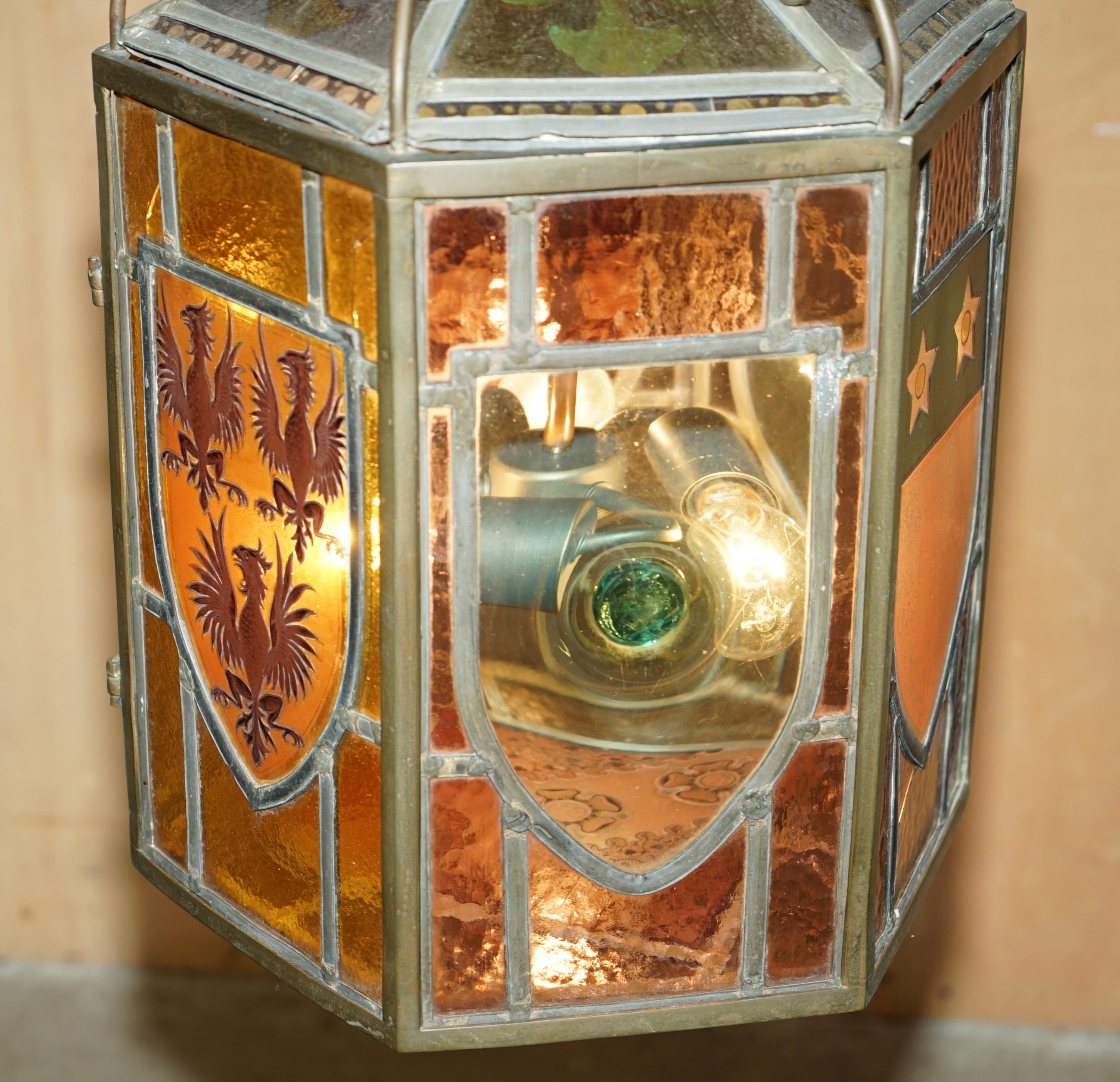 FINE RESTORIERT ANTIQUE ViCTORIAN STAINED GLASS ARMORIAL CREST LANTERN CHANDELIER im Angebot 1