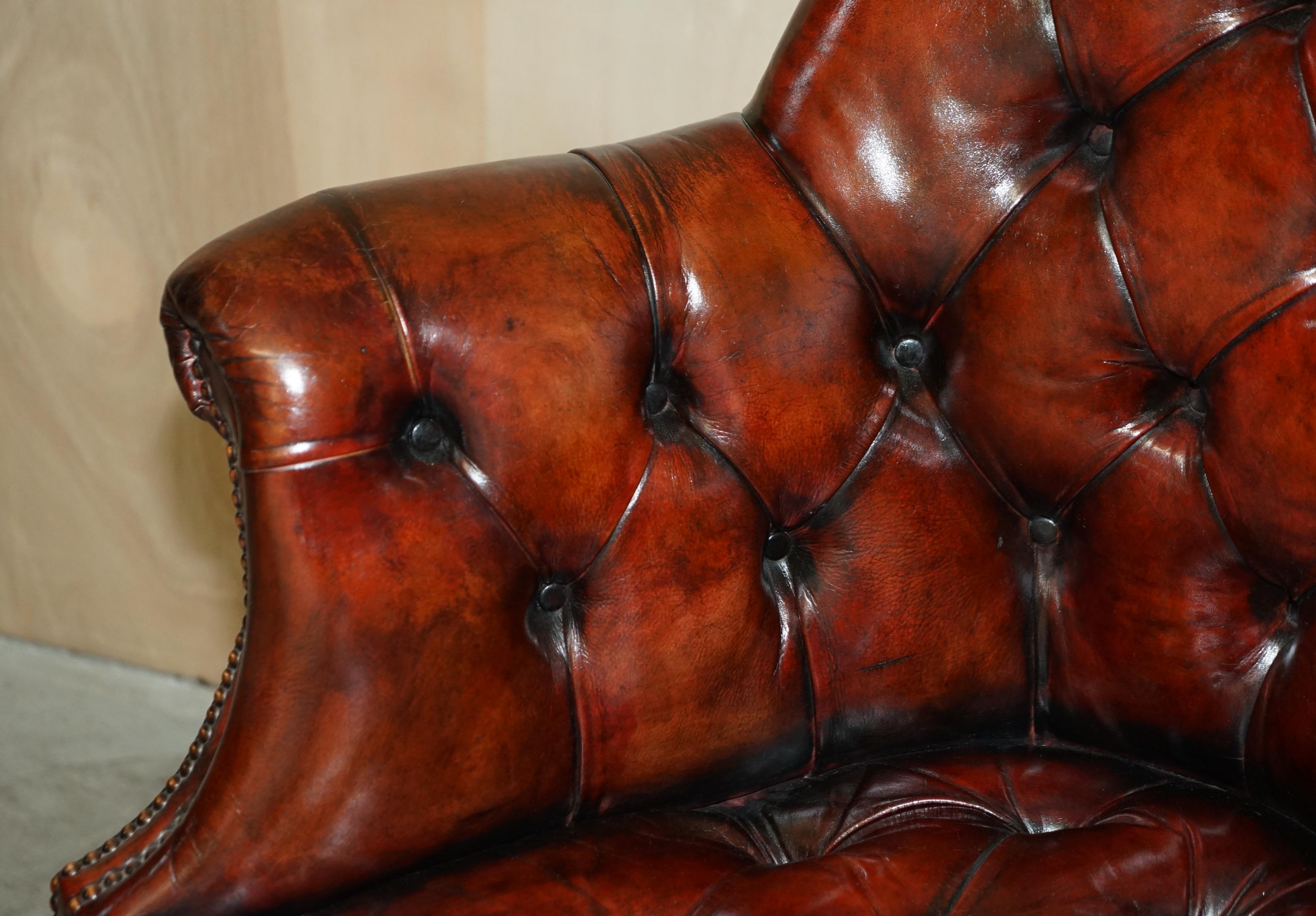 FINE RESTORED DIRECTORS BROWN LEATHER OAK FRAMED CHESTERFIELD CAPTAiNS ARMCHAIR For Sale 1
