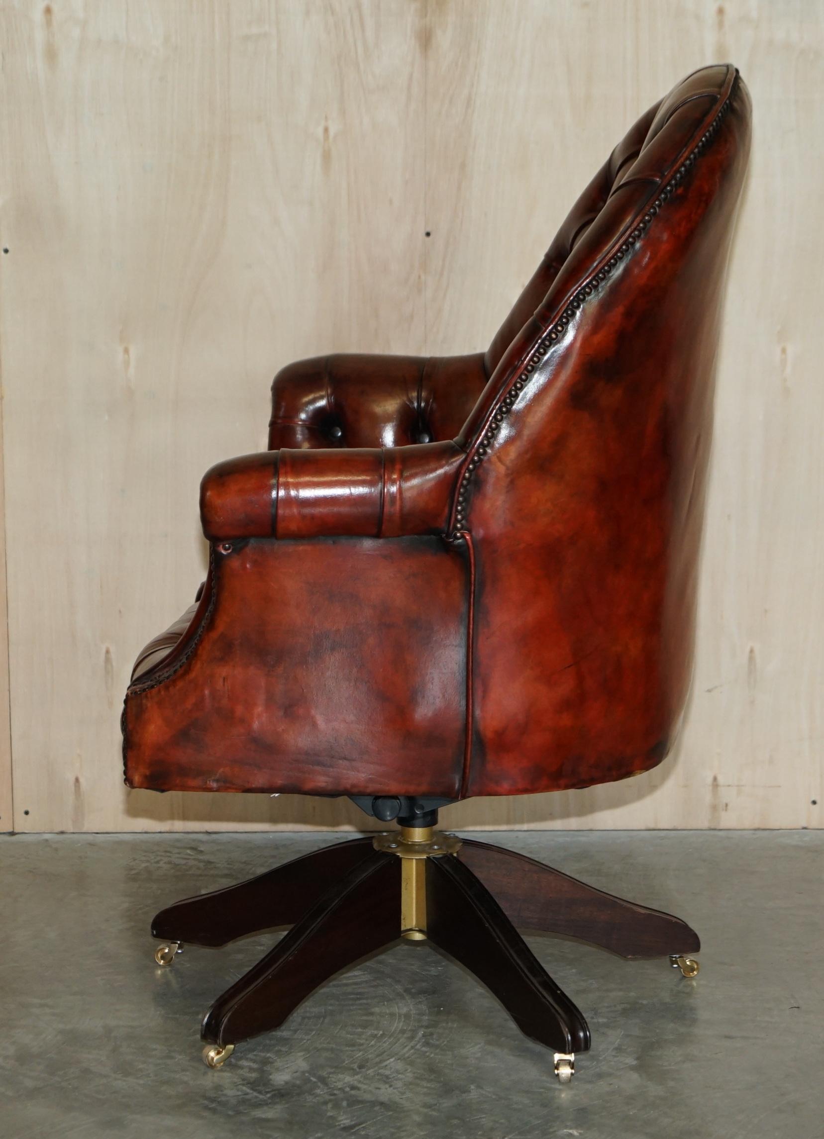 FINE RESTORED DIRECTORS BROWN LEATHER OAK FRAMED CHESTERFIELD CAPTAiNS ARMCHAIR For Sale 2