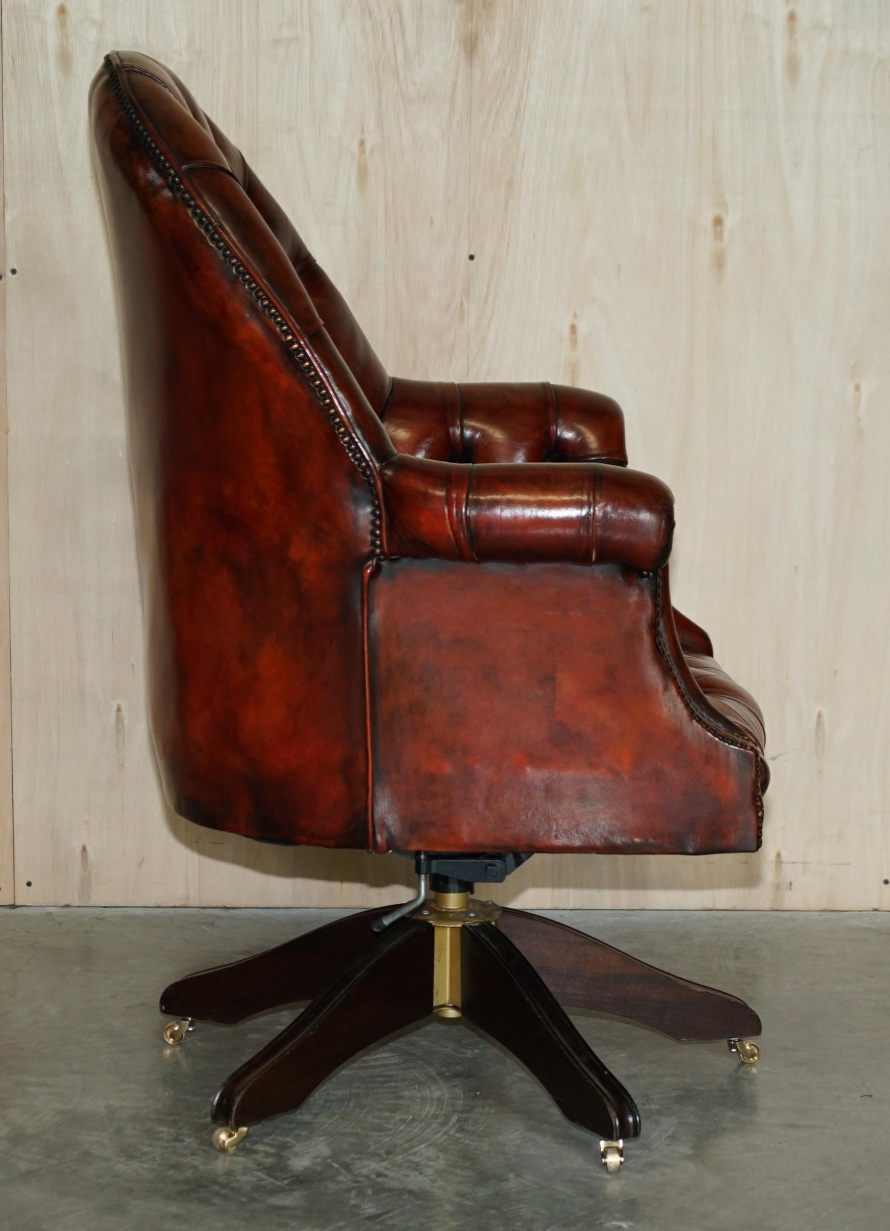 FINE RESTORED DIRECTORS BROWN LEATHER OAK FRAMED CHESTERFIELD CAPTAiNS ARMCHAIR For Sale 5