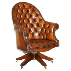 Fauteuil de capitaine Chesterfield en cuir marron teinté à la main, restauré par les réalisateurs