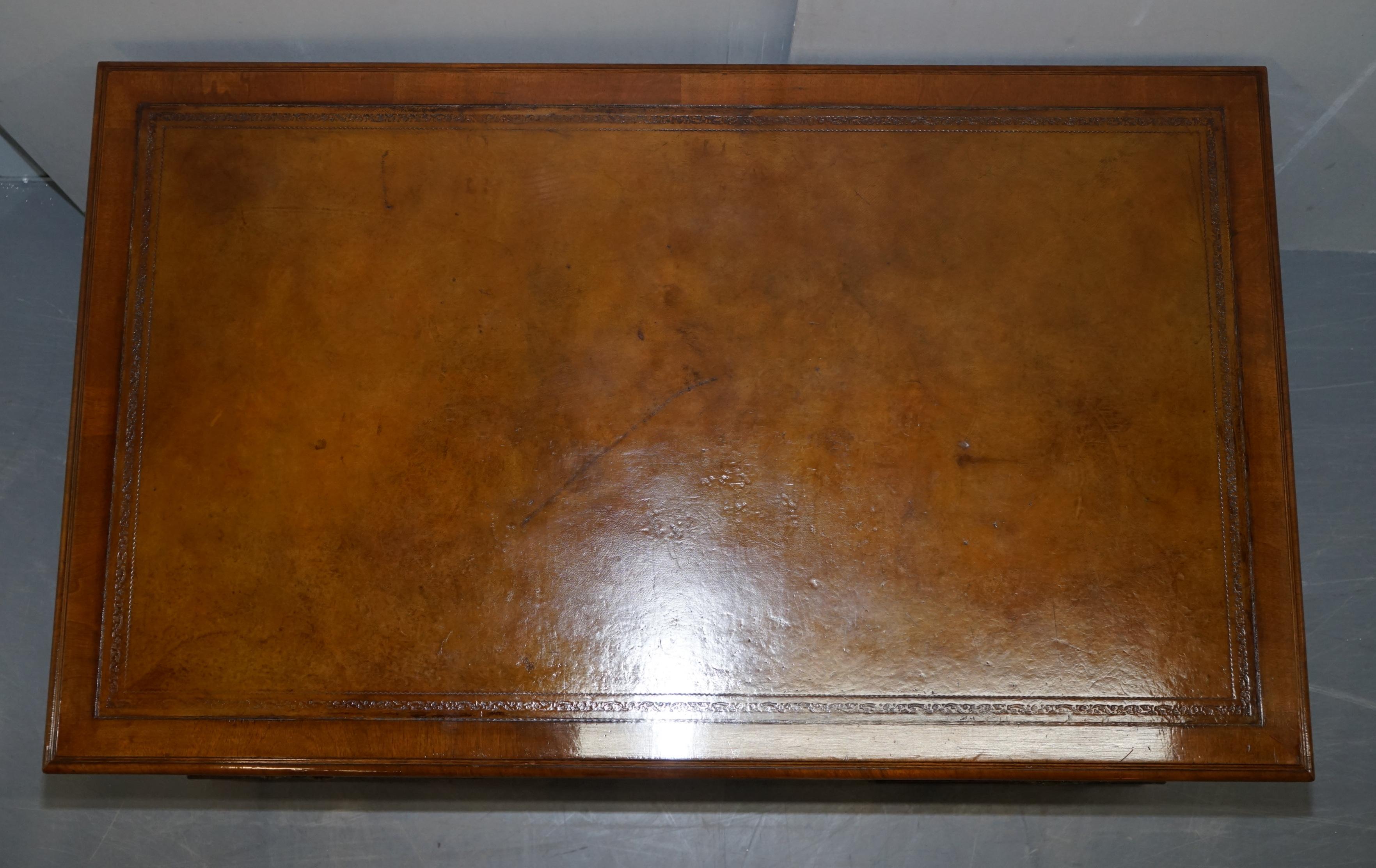 Regency Bureau partenaire en ronce de noyer des Hamptons restauré avec tiroir à coussin en cuir marron en vente