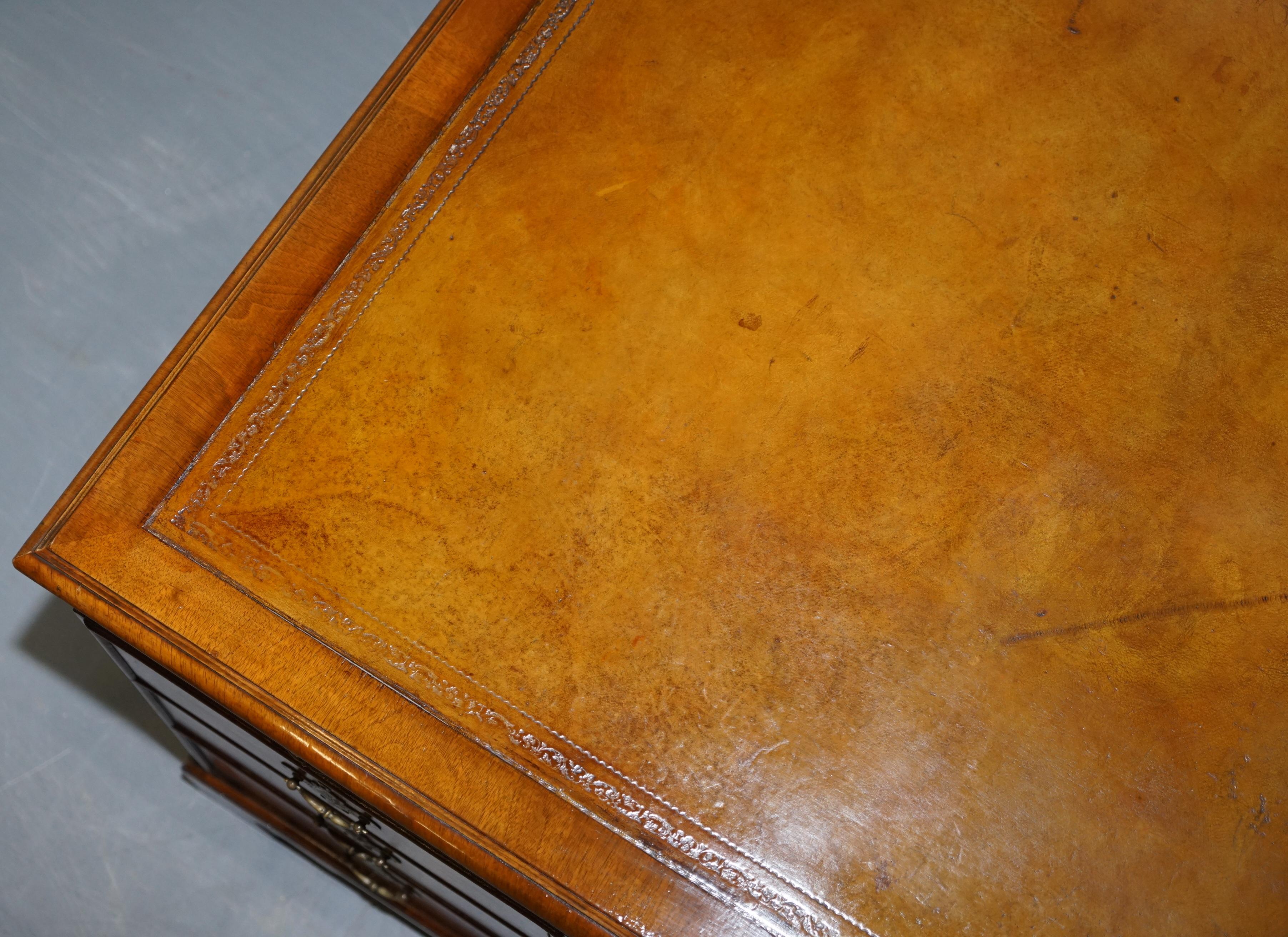 Restaurierte Hamptons Burr Walnussholz-Kissen-Schubladenschublade Braunes Leder Partner-Schreibtisch (20. Jahrhundert) im Angebot