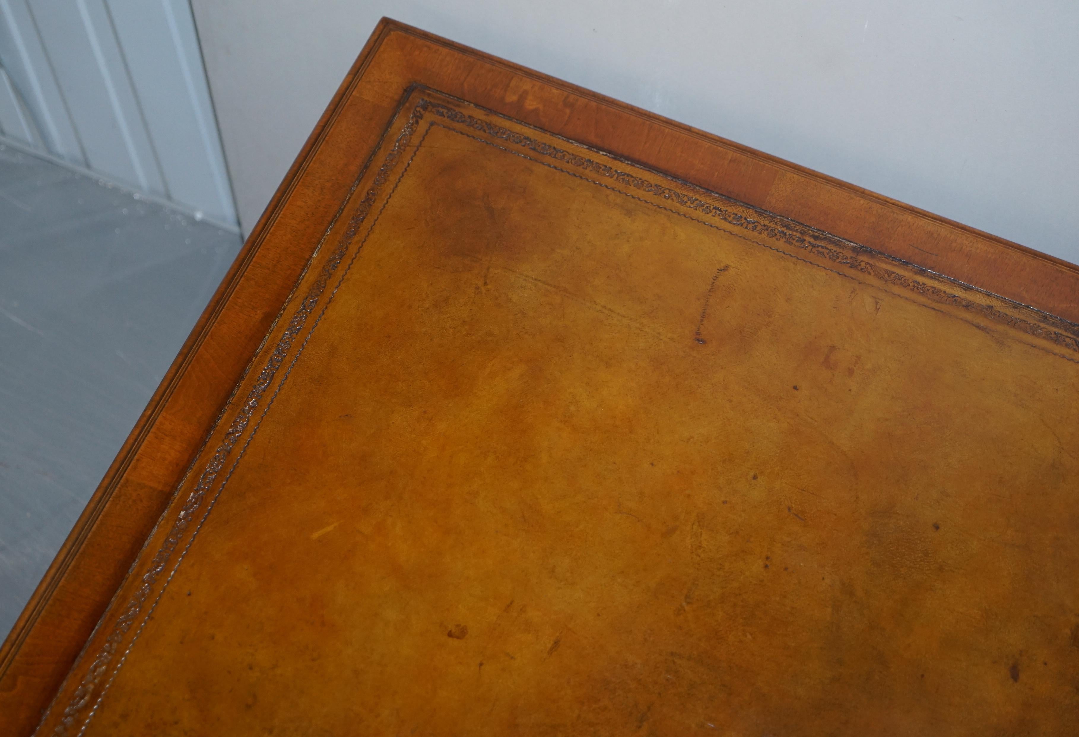 Cuir Bureau partenaire en ronce de noyer des Hamptons restauré avec tiroir à coussin en cuir marron en vente