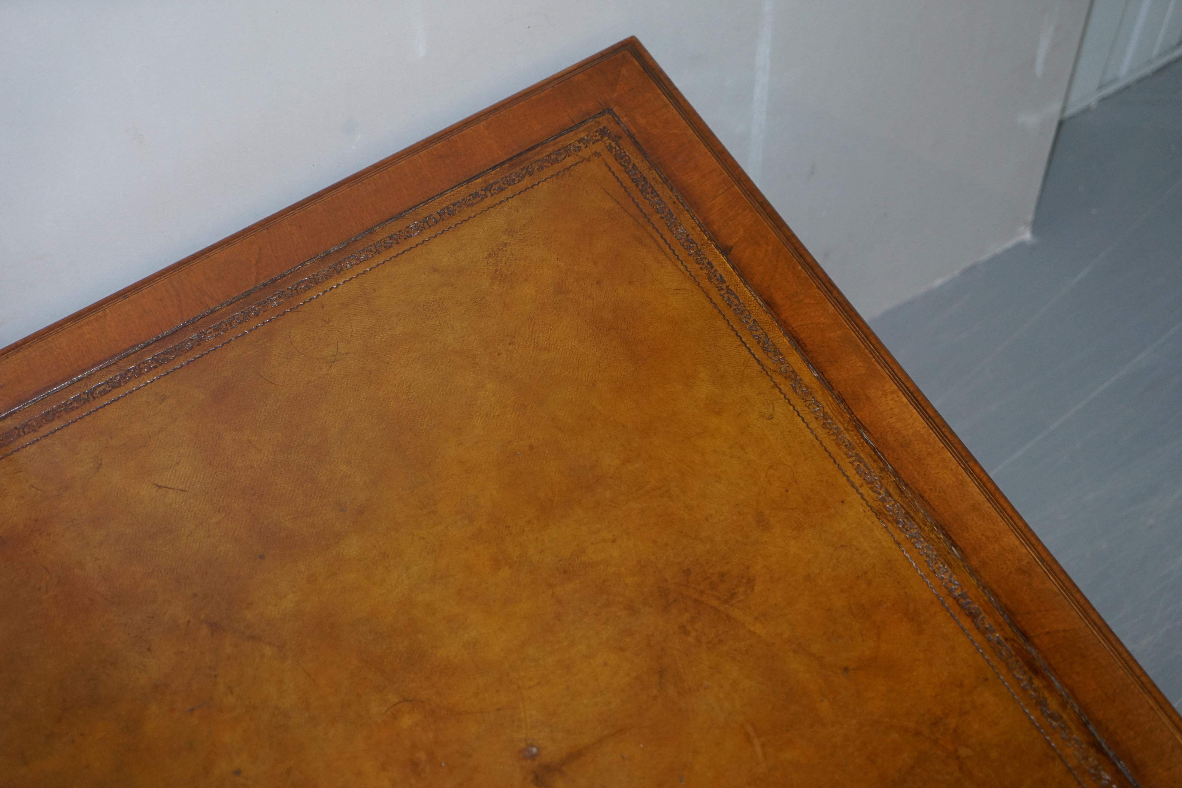 Bureau partenaire en ronce de noyer des Hamptons restauré avec tiroir à coussin en cuir marron en vente 1