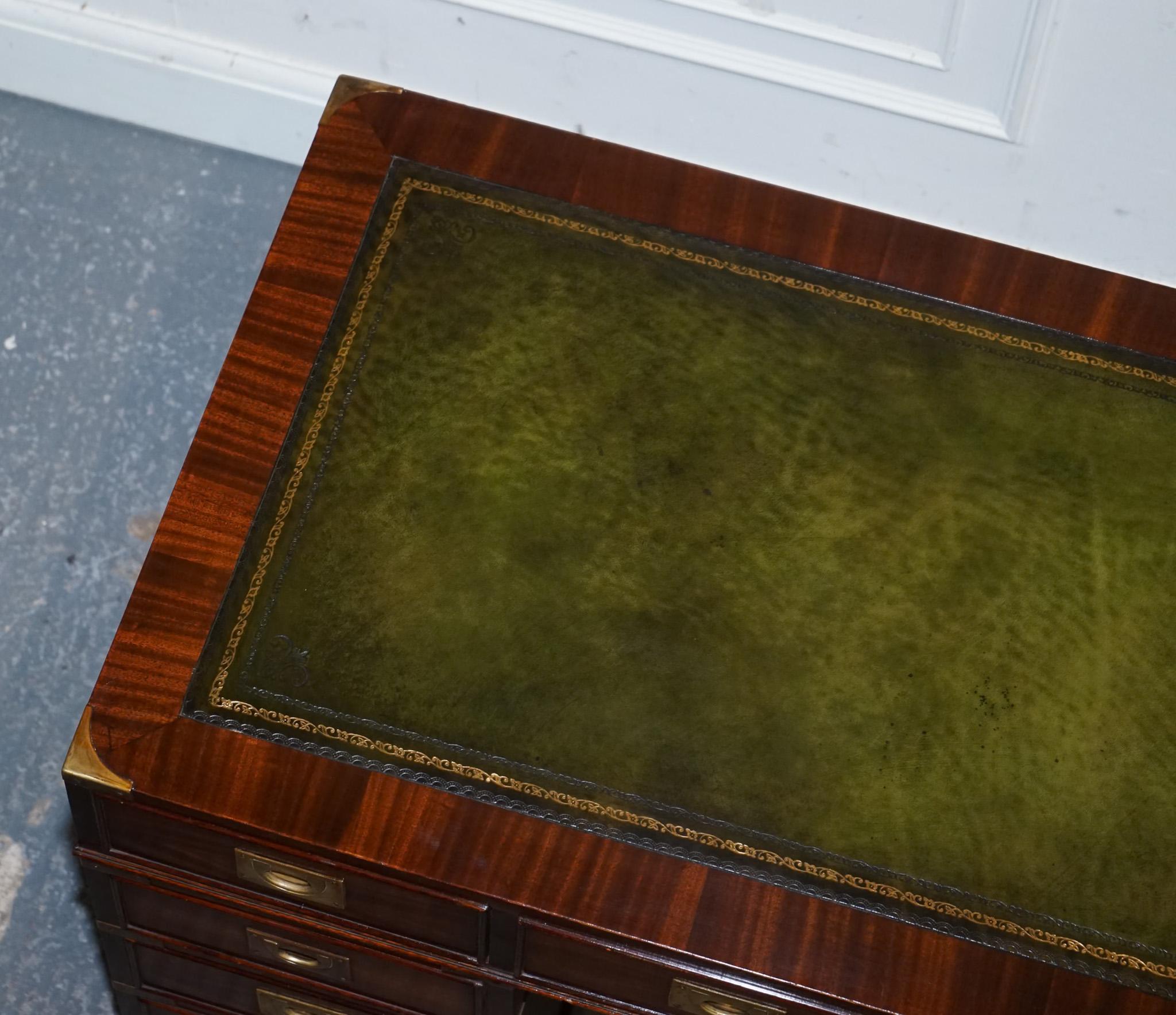 FINE RESTORED MILITARY CAMPAIGN TWIN PEDESTAL DESK MIT GREEN LEATHER TOP im Angebot 4