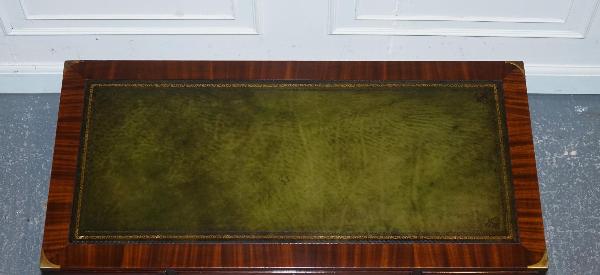 FINE RESTORED MILITARY CAMPAIGN TWIN PEDESTAL DESK MIT GREEN LEATHER TOP im Angebot 6