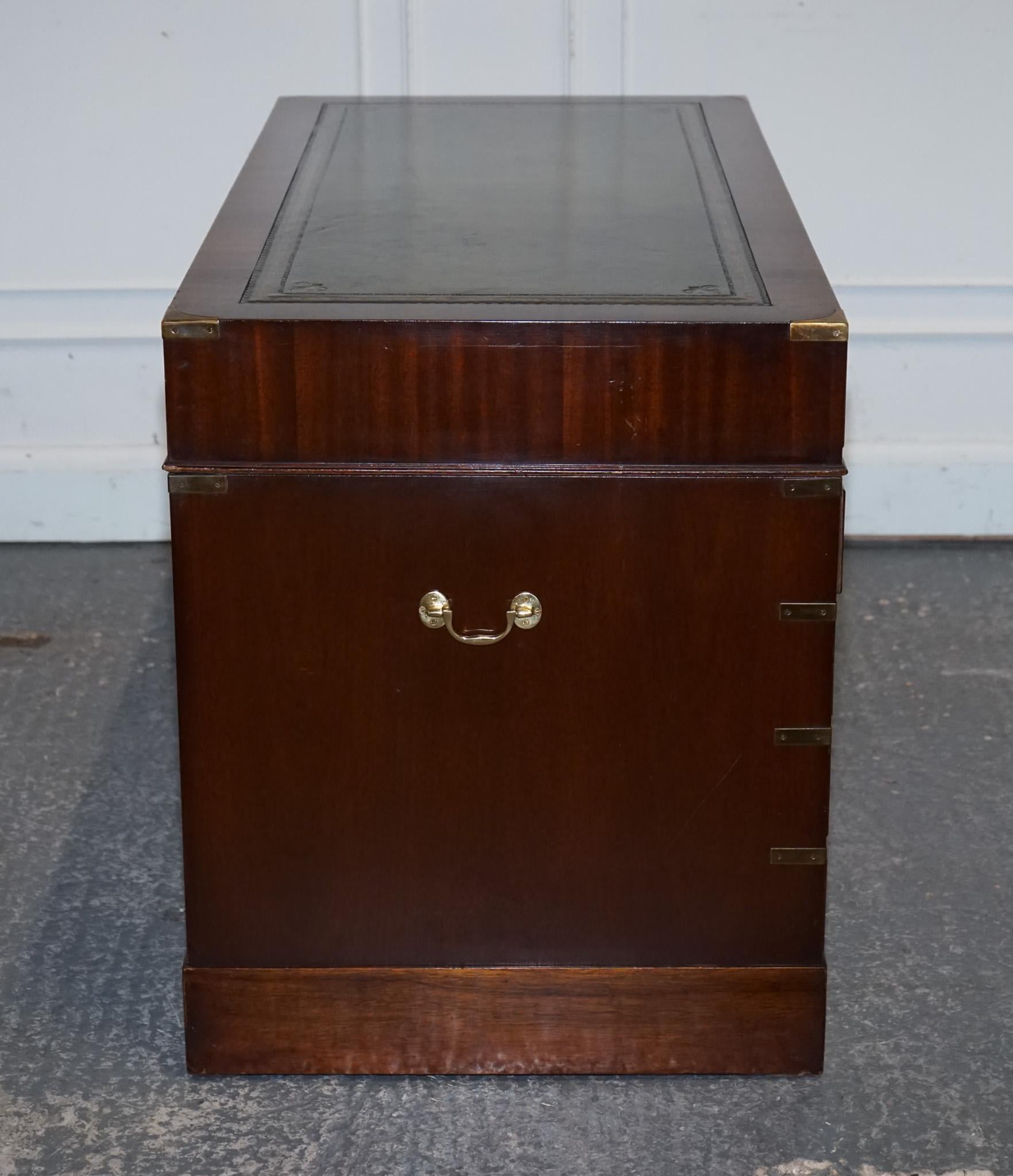 FINE RESTORED MILITARY CAMPAIGN TWIN PEDESTAL DESK MIT GREEN LEATHER TOP im Angebot 7