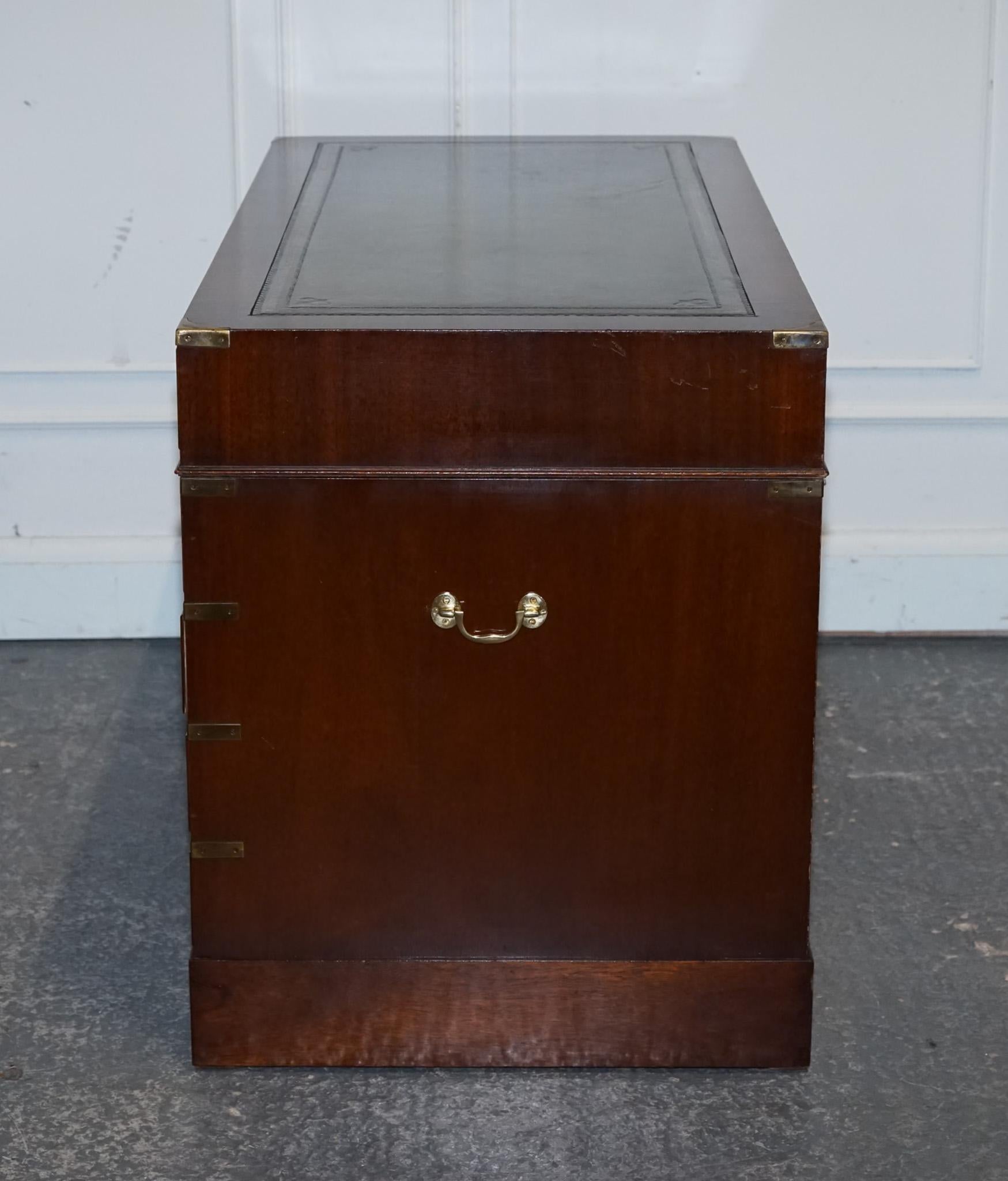 FINE RESTORED MILITARY CAMPAIGN TWIN PEDESTAL DESK MIT GREEN LEATHER TOP im Angebot 8