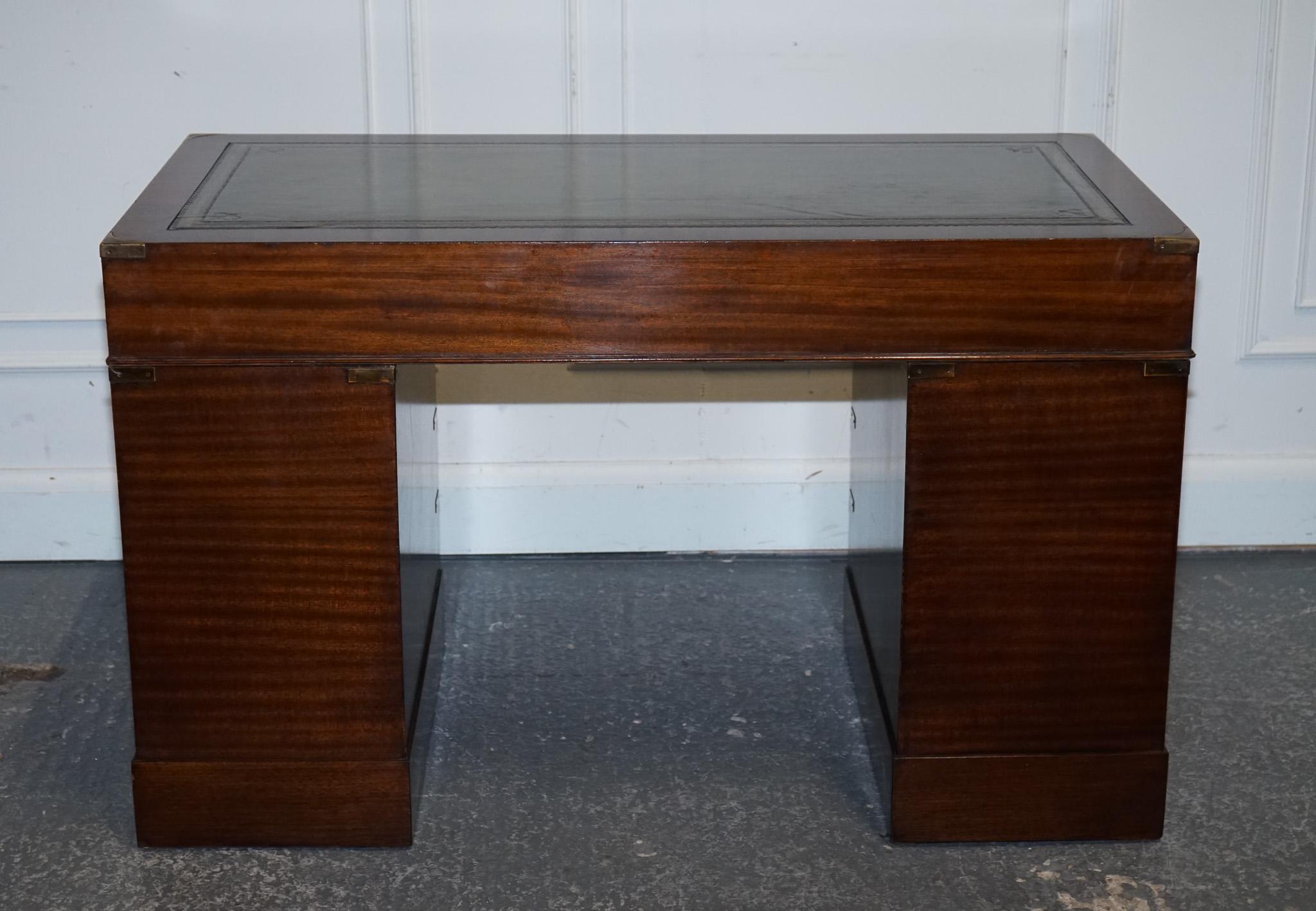 FINE RESTORED MILITARY CAMPAIGN TWIN PEDESTAL DESK MIT GREEN LEATHER TOP im Angebot 9