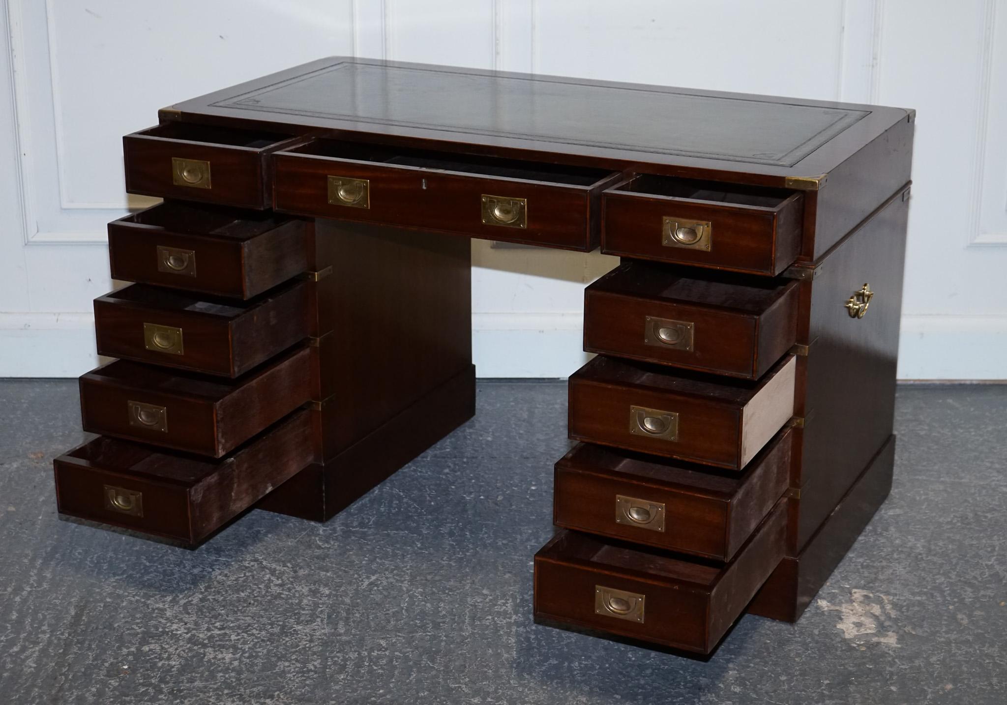 FINE RESTORED MILITARY CAMPAIGN TWIN PEDESTAL DESK MIT GREEN LEATHER TOP (Britisch) im Angebot