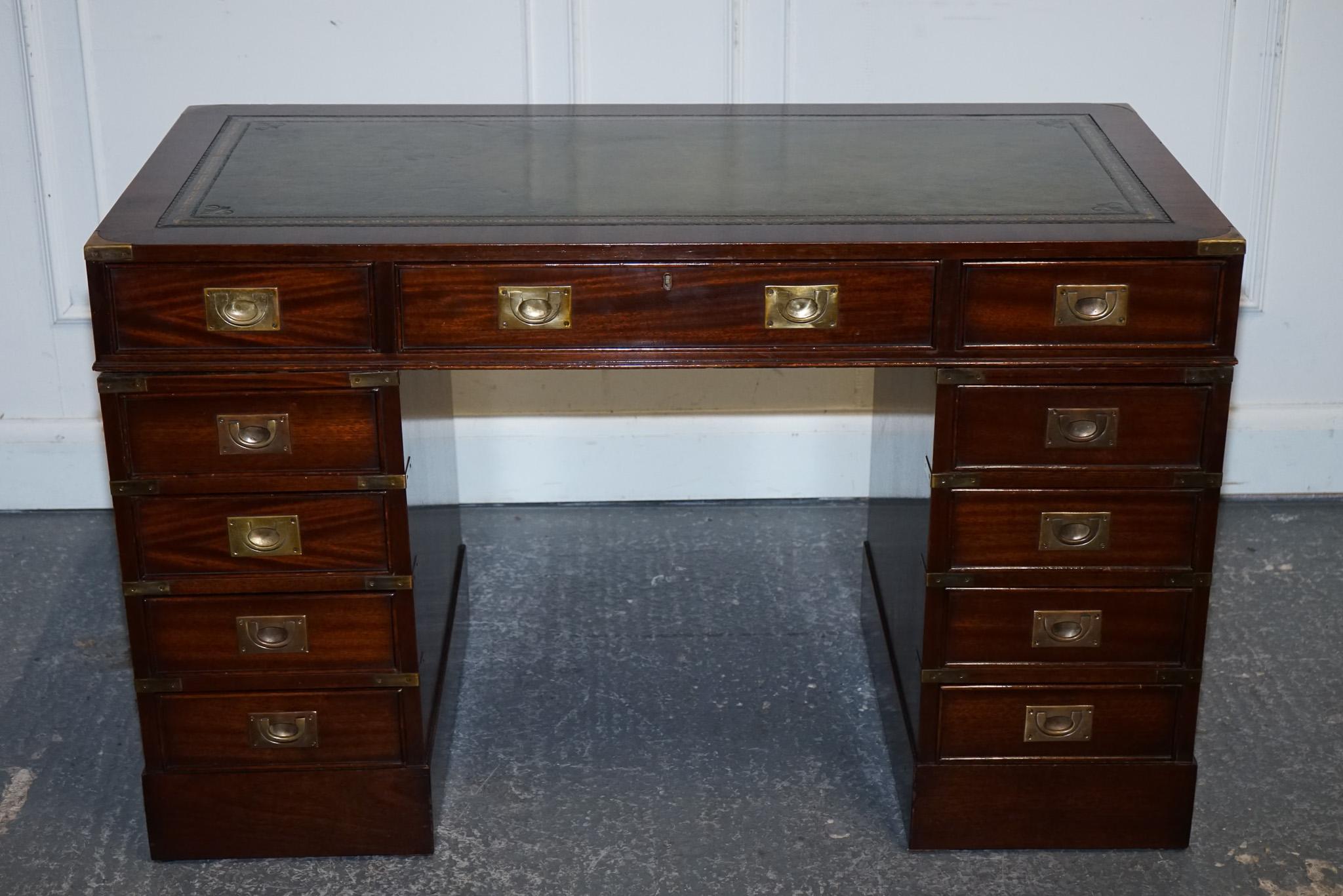 FINE RESTORED MILITARY CAMPAIGN TWIN PEDESTAL DESK MIT GREEN LEATHER TOP (Handgefertigt) im Angebot