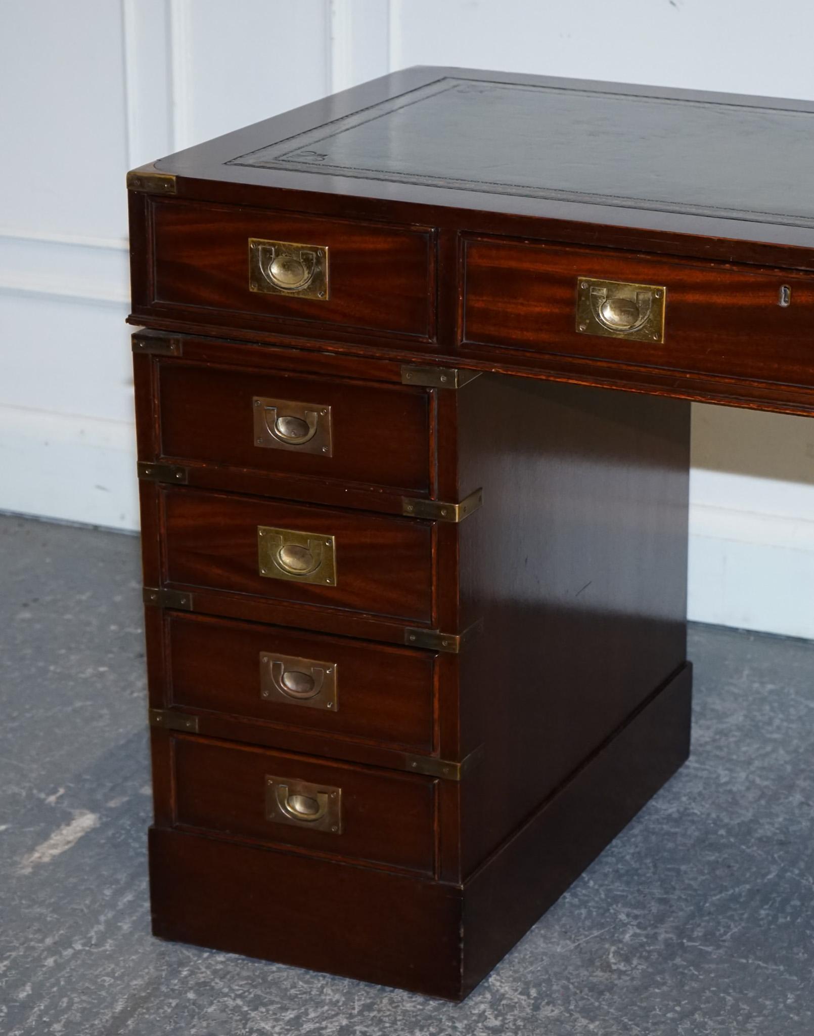 FINE RESTORED MILITARY CAMPAIGN TWIN PEDESTAL DESK MIT GREEN LEATHER TOP im Zustand „Gut“ im Angebot in Pulborough, GB