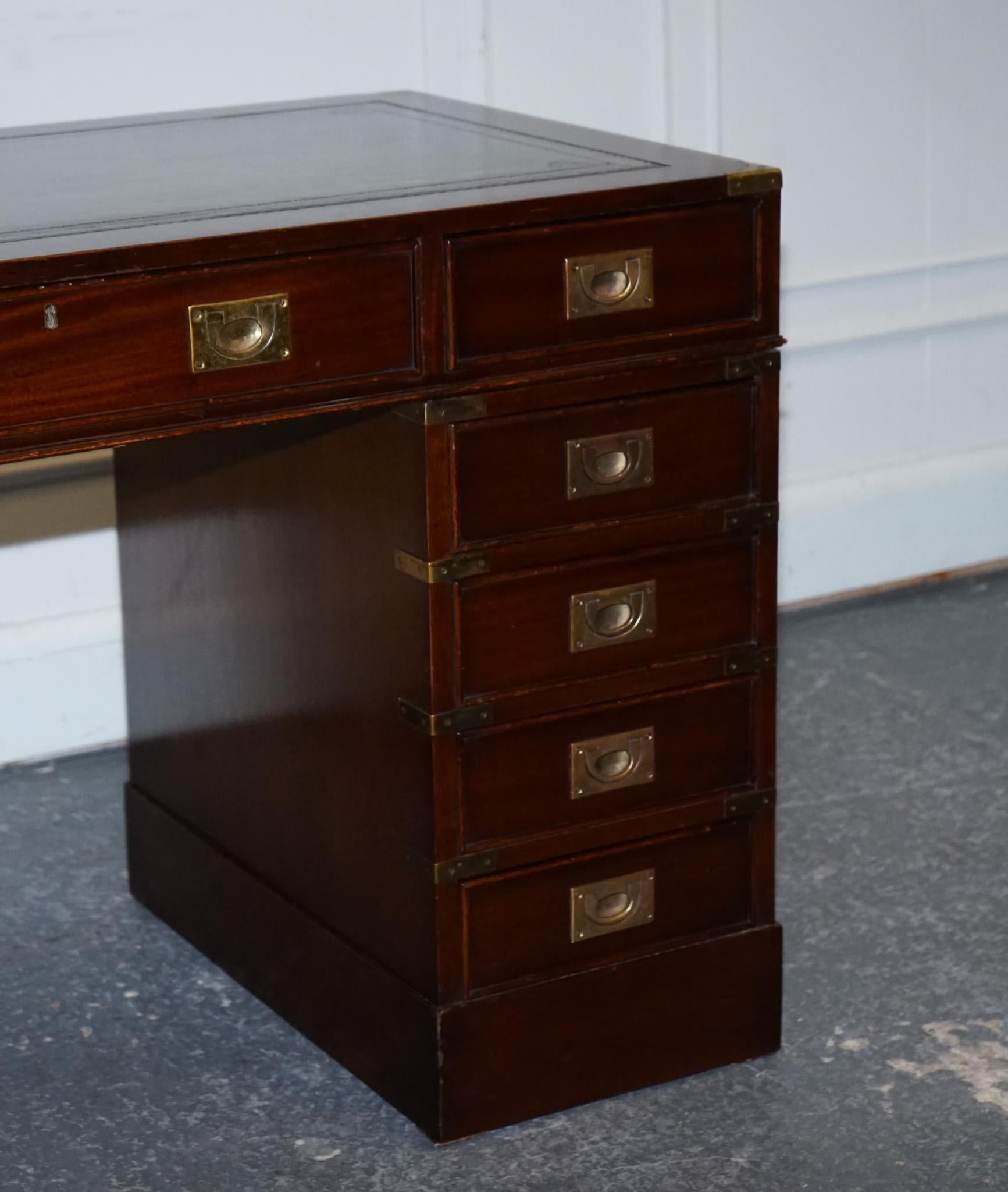 FINE RESTORED MILITARY CAMPAIGN TWIN PEDESTAL DESK MIT GREEN LEATHER TOP (20. Jahrhundert) im Angebot