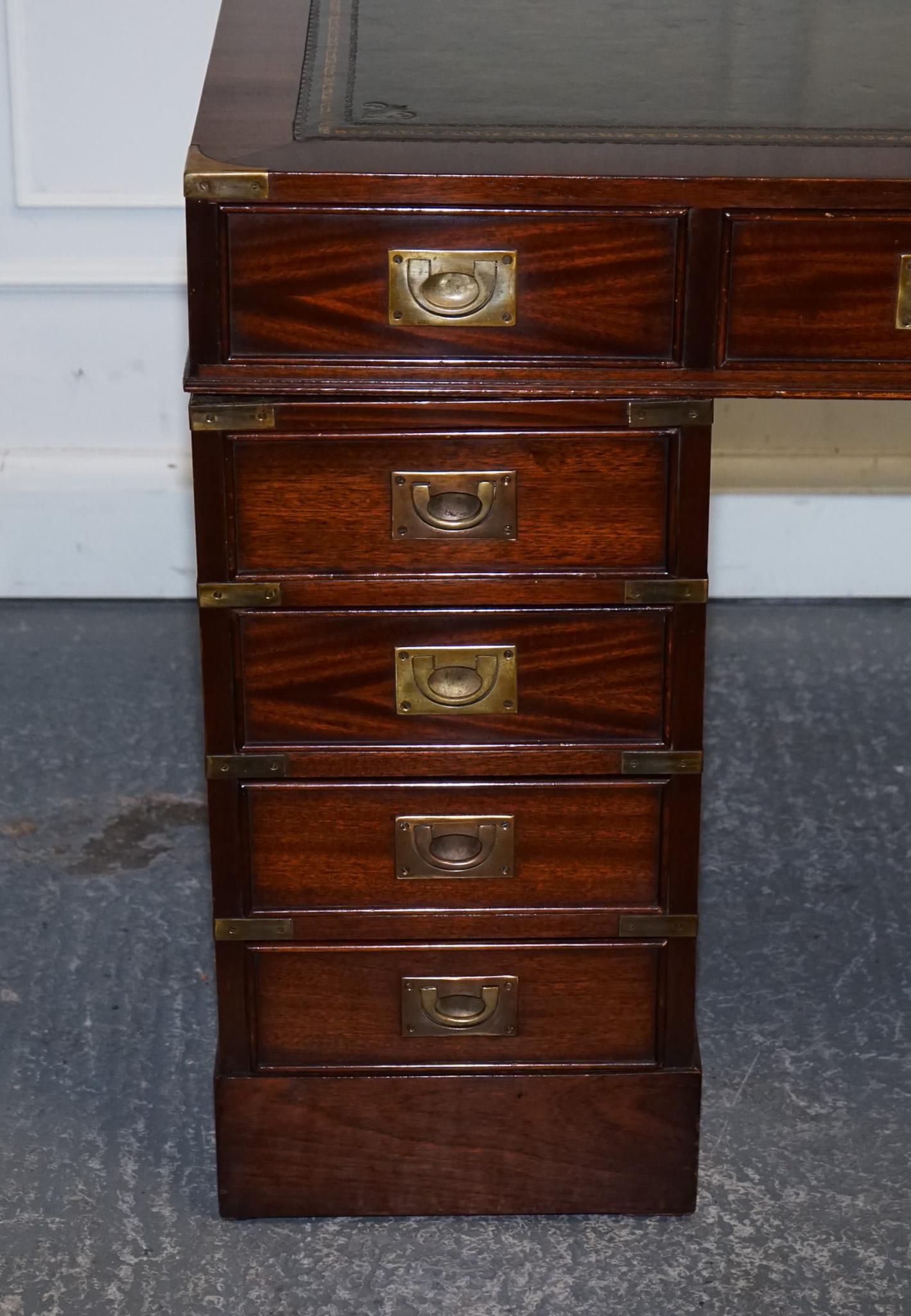 FINE RESTORED MILITARY CAMPAIGN TWIN PEDESTAL DESK MIT GREEN LEATHER TOP im Angebot 1