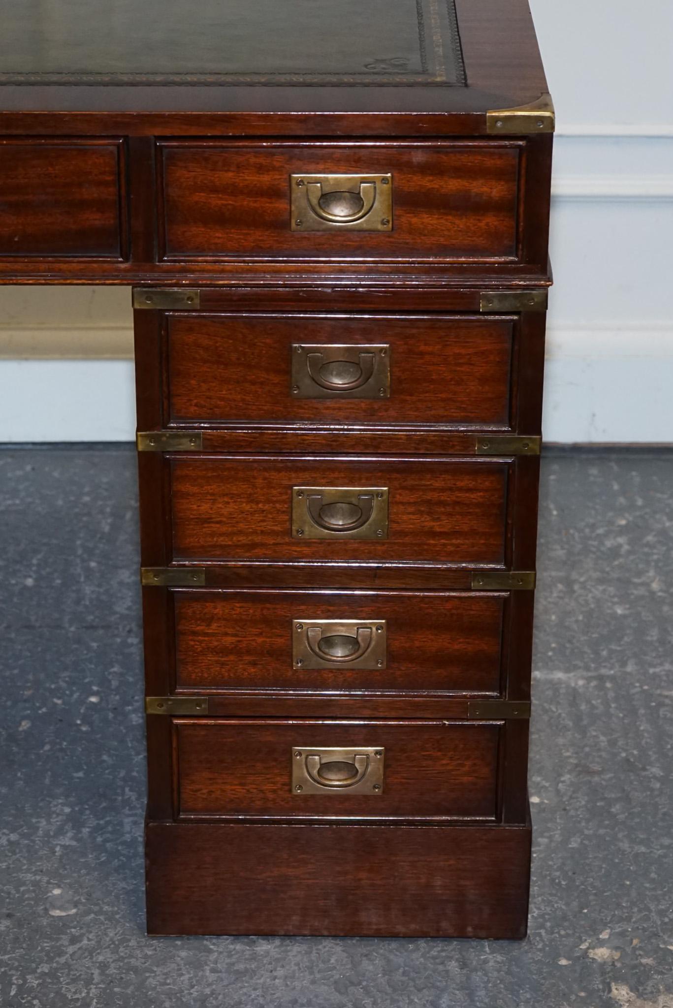 FINE RESTORED MILITARY CAMPAIGN TWIN PEDESTAL DESK MIT GREEN LEATHER TOP im Angebot 2