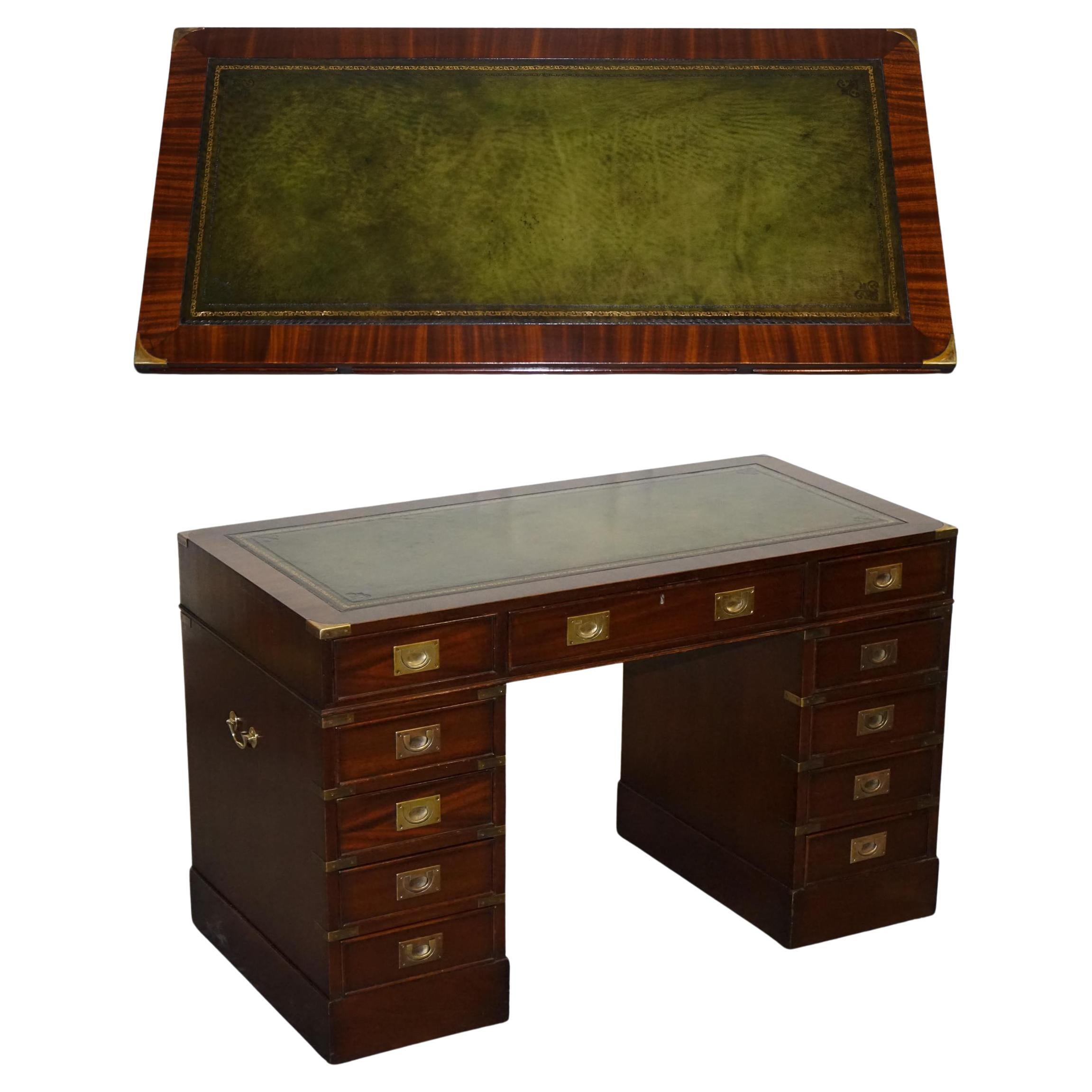 FINE RESTORED MILITARY CAMPAIGN TWIN PEDESTAL DESK MIT GREEN LEATHER TOP im Angebot