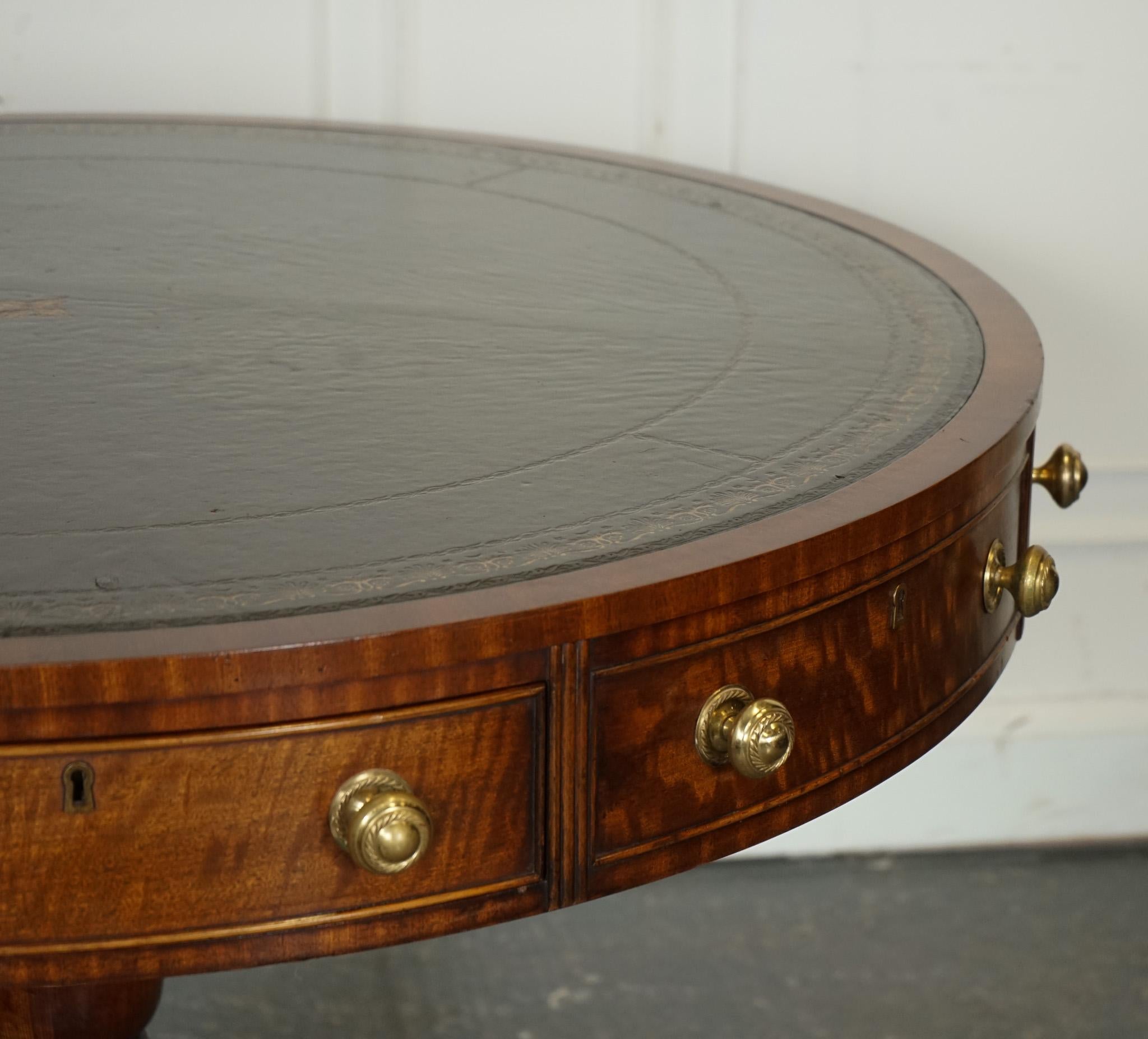 FINE RESTORED REGENCY DRUM TOP LIBRARY TABLE WiTH LOVELY AGED GREEN LEATHER TOP In Good Condition For Sale In Pulborough, GB