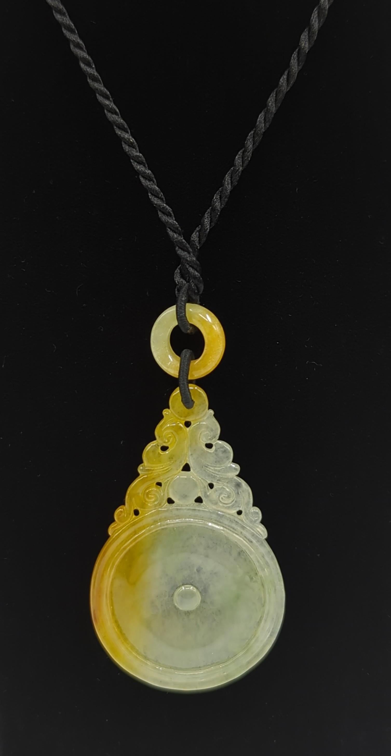 Fine Reticulated Honey Yellow Natural Jadeite Pendant Bead Necklace A-Grade  In Excellent Condition For Sale In Richmond, CA
