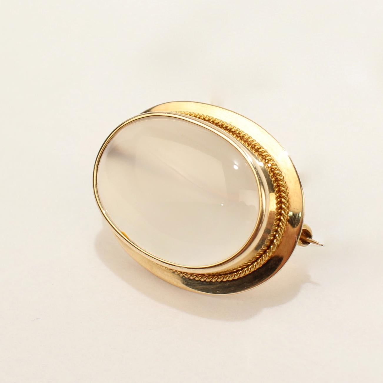 Brosche oder Anstecknadel, Retro 10 Karat Gold und Mondstein Cabochon (Edwardian) im Angebot