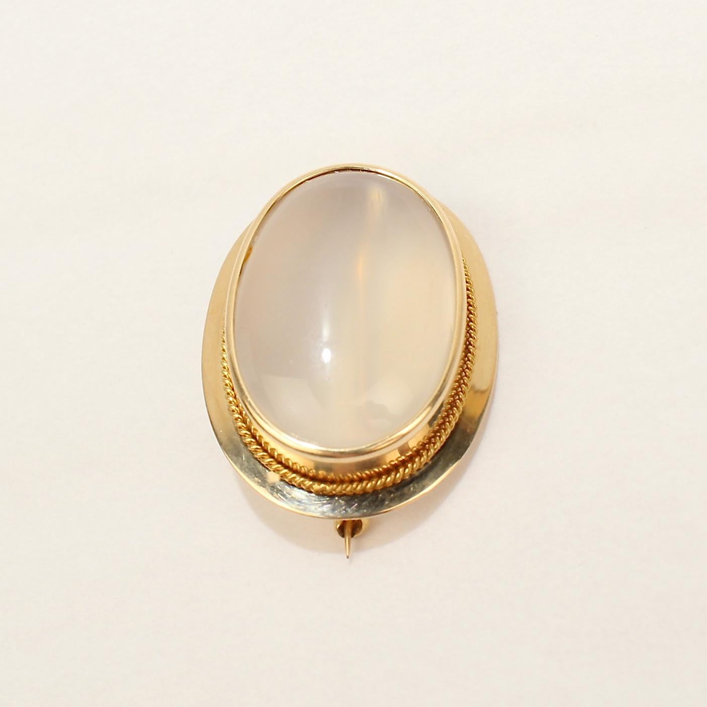 Edwardian Fine Retro 10 Karat Gold and Moonstone Cabochon Brooch or Pin For Sale