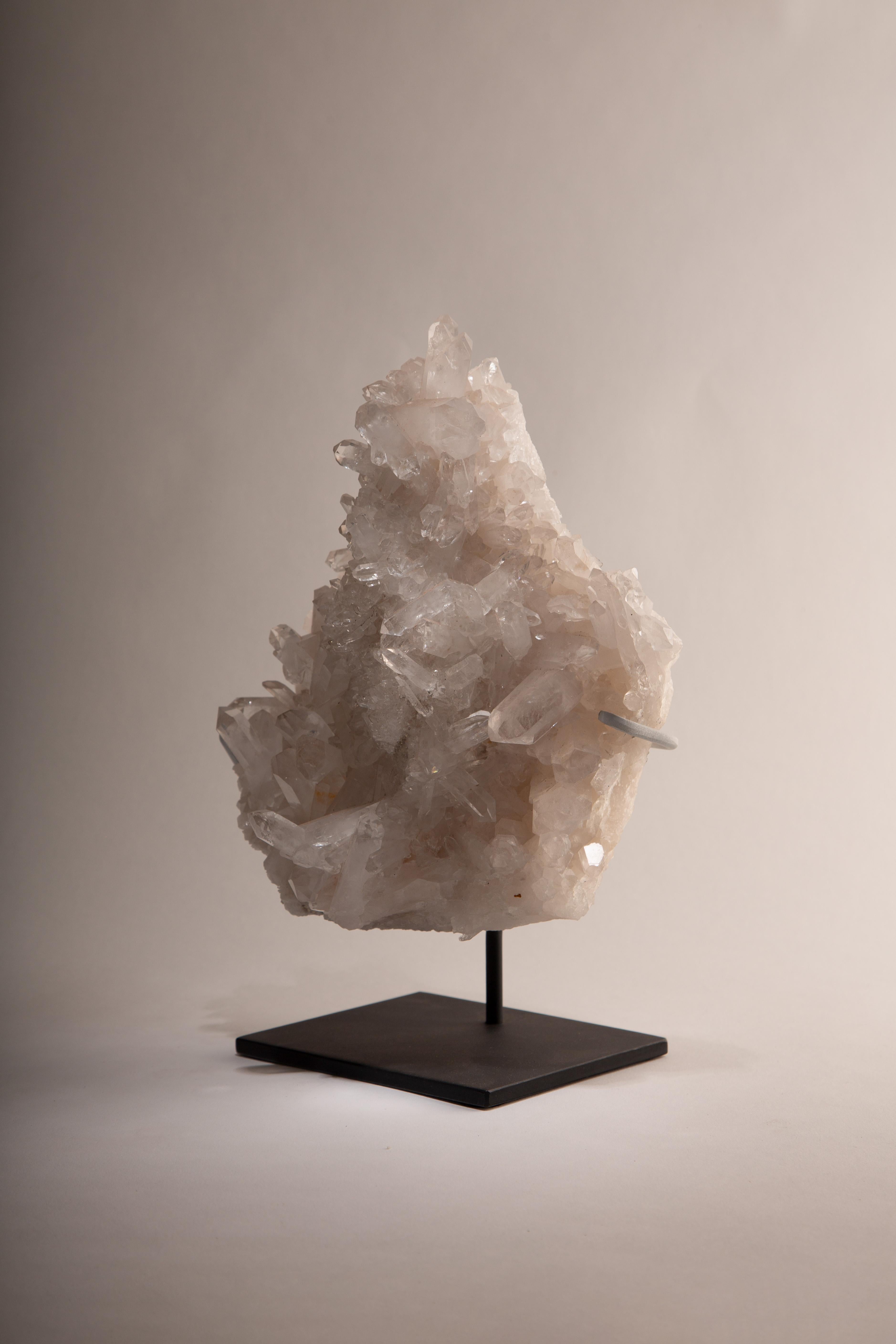 XXI secolo e contemporaneo Cluster di minerali di cristallo di rocca con supporto moderno - H. H. in vendita