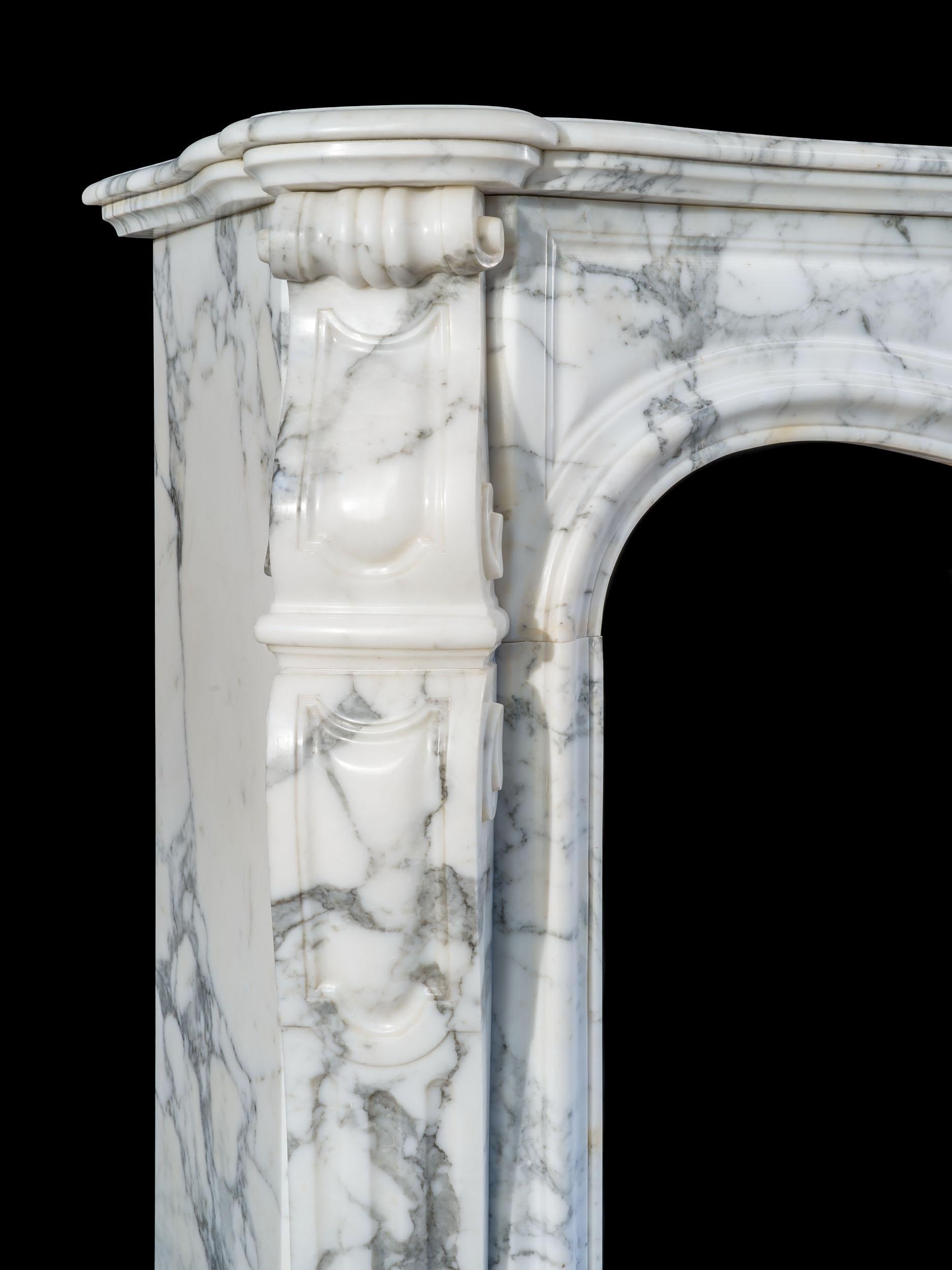 Rokoko-Kaminsims im Louis-XV-Stil aus Pavonazzo-Marmor im Rokoko-Stil (Französisch) im Angebot