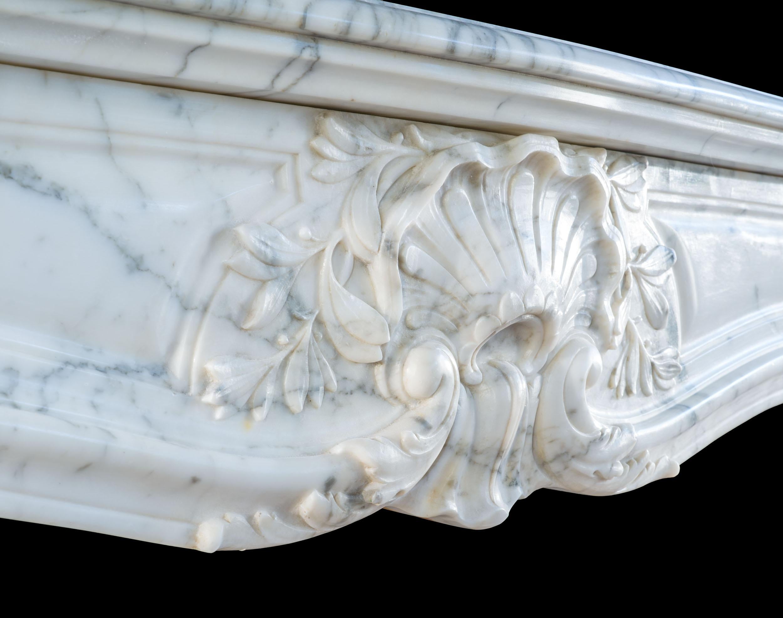 Rokoko-Kaminsims im Louis-XV-Stil aus Pavonazzo-Marmor im Rokoko-Stil im Zustand „Gut“ im Angebot in London, GB