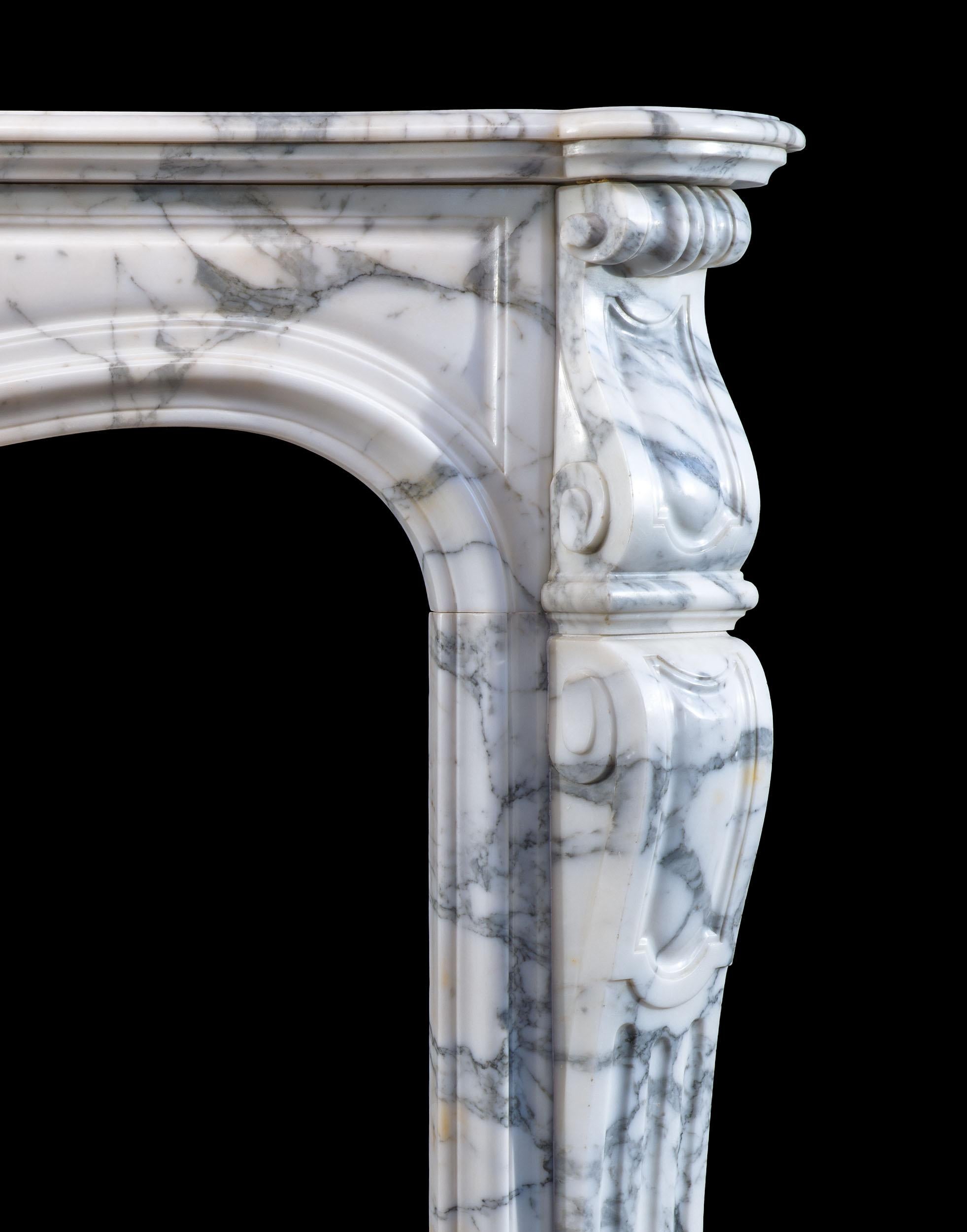 Rokoko-Kaminsims im Louis-XV-Stil aus Pavonazzo-Marmor im Rokoko-Stil im Angebot 1