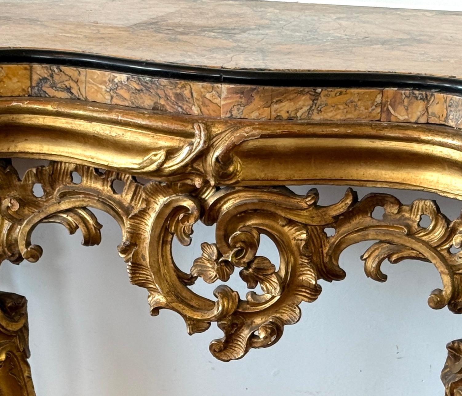 Fine Roman Mid-18th Century Giltwood Rococo Console Table with Marble top In Good Condition For Sale In Rome, IT