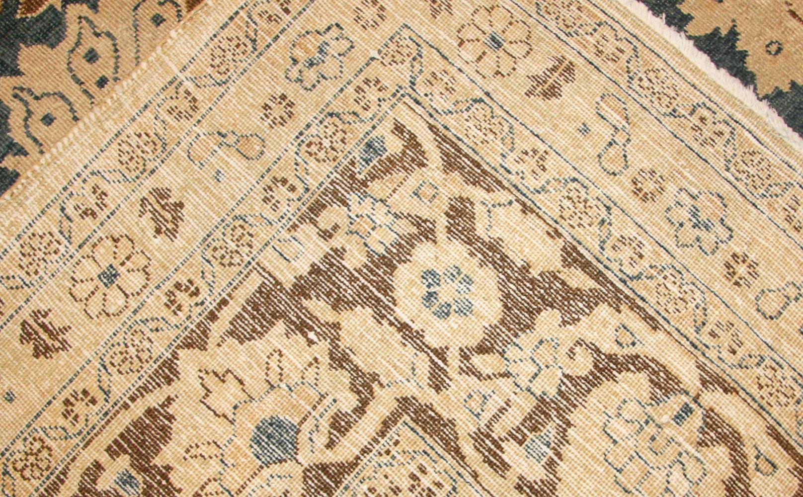 20th Century Antique Persian Khorassan Rug. Size: 8 ft 8 in x 10 ft 10 in For Sale