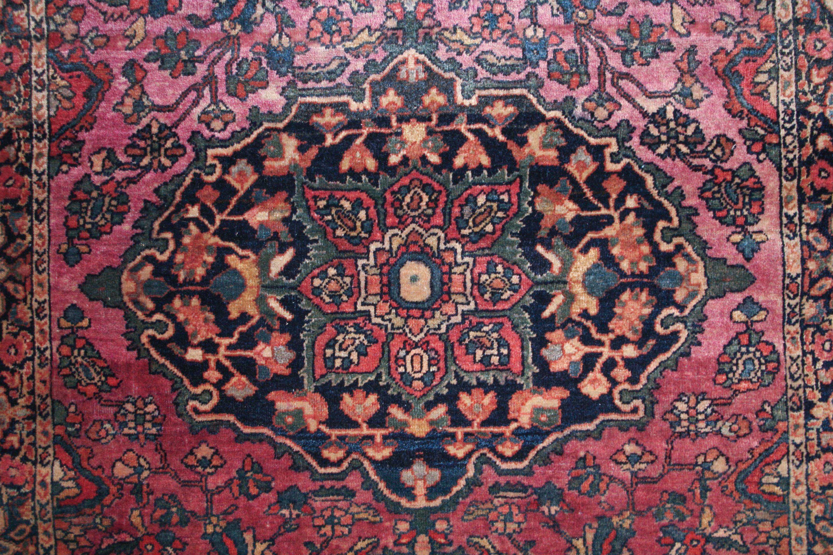 Sarouk Farahan Tapis Sarouk ancien Ferahan à fond rose en vente