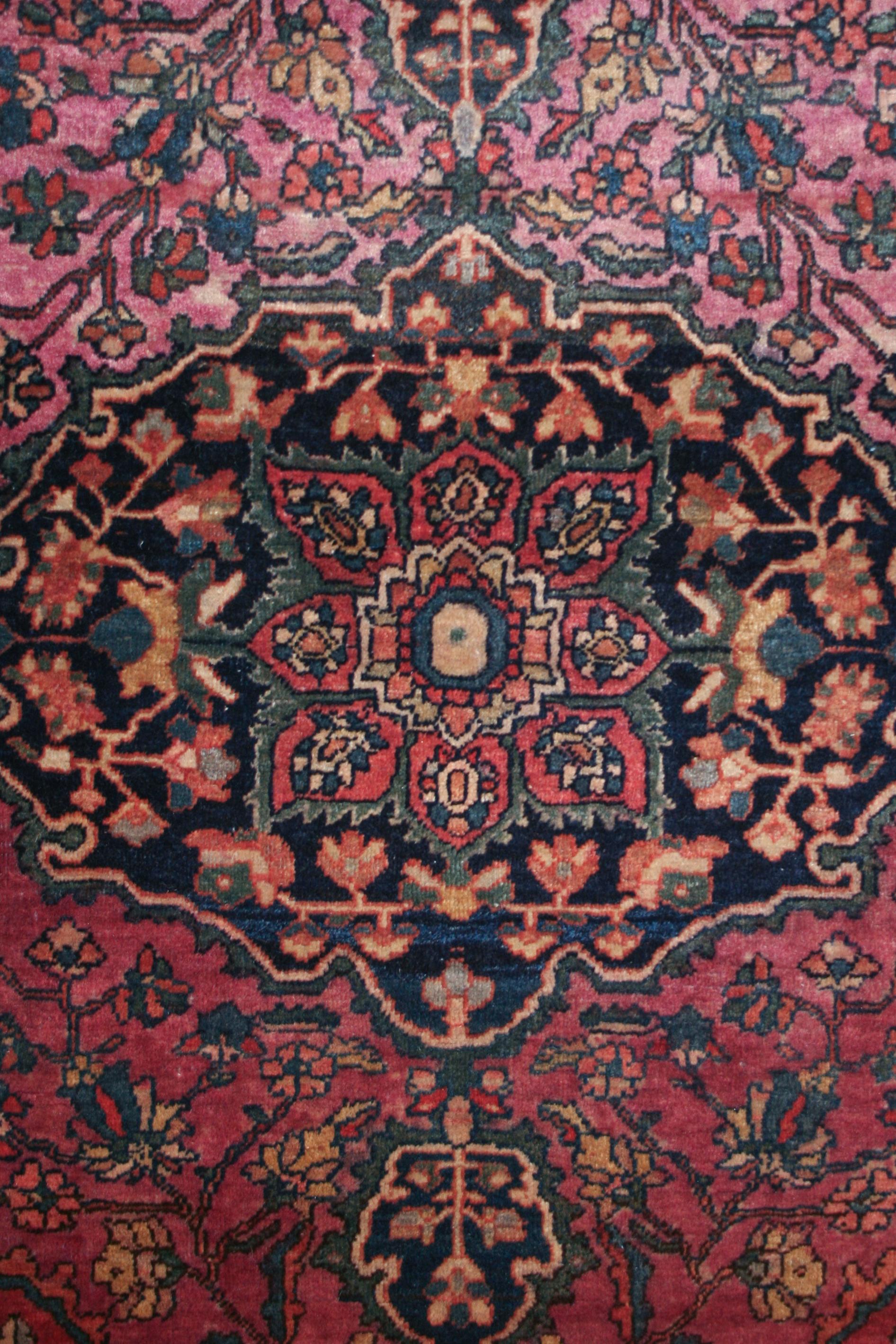 Azerbaïdjanais Tapis Sarouk ancien Ferahan à fond rose en vente