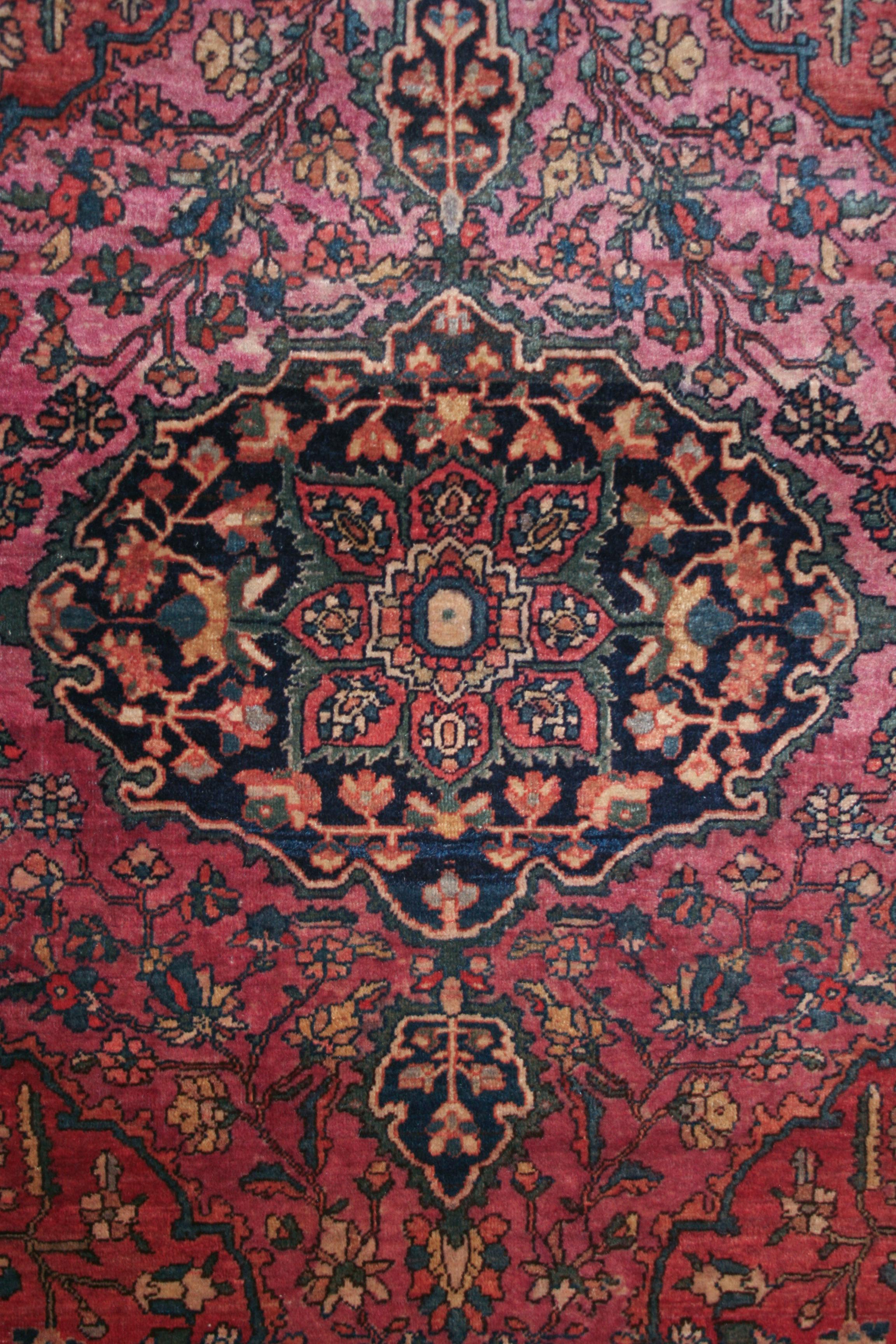 Noué à la main Tapis Sarouk ancien Ferahan à fond rose en vente