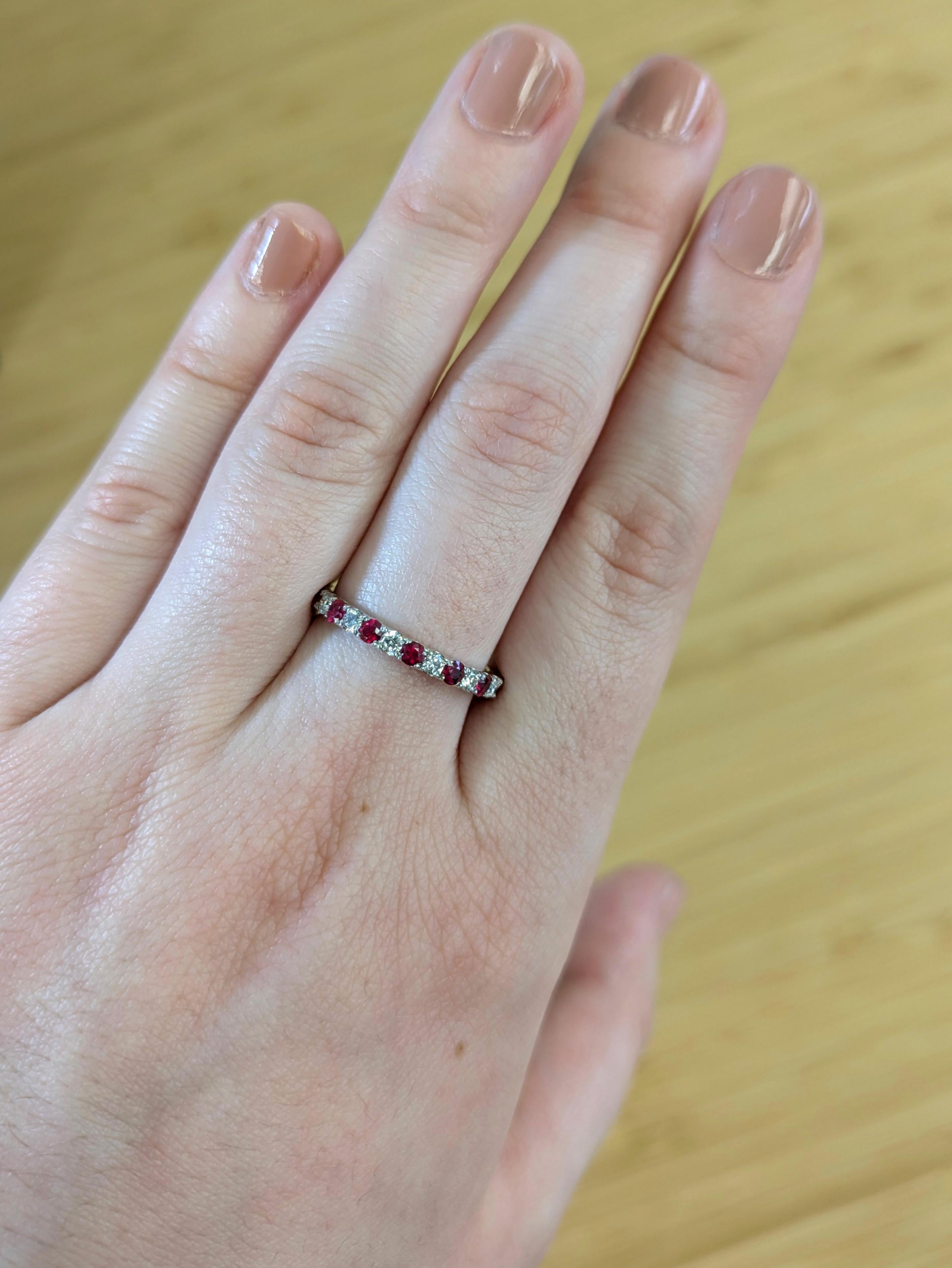 Rubini e diamanti rotondi danzano su una solida fascia in oro bianco 14 carati, regalando uno splendore senza tempo con un audace tocco di rosso. Impilalo in alto o indossalo da solo: in ogni caso è pura luminosità in un cerchio perfetto.

