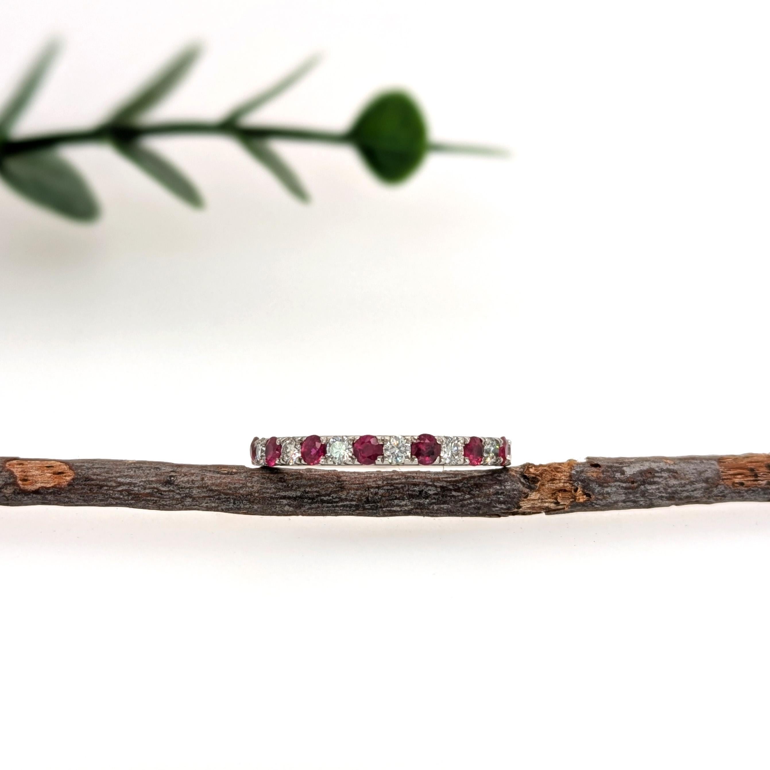 Moderno Fascia di diamanti e rubini rotondi in oro bianco massiccio 14K - Fascia a metà strada in vendita