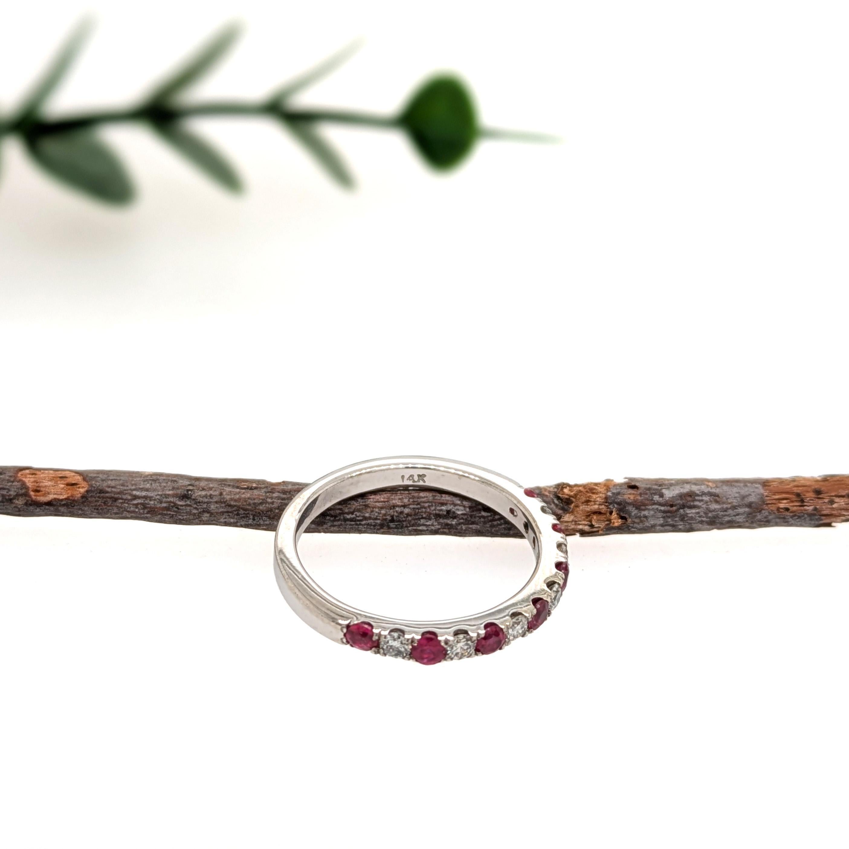 Taglio rotondo Fine Round Ruby and Diamond Band in Solid 14K White Gold - Halfway Band in vendita